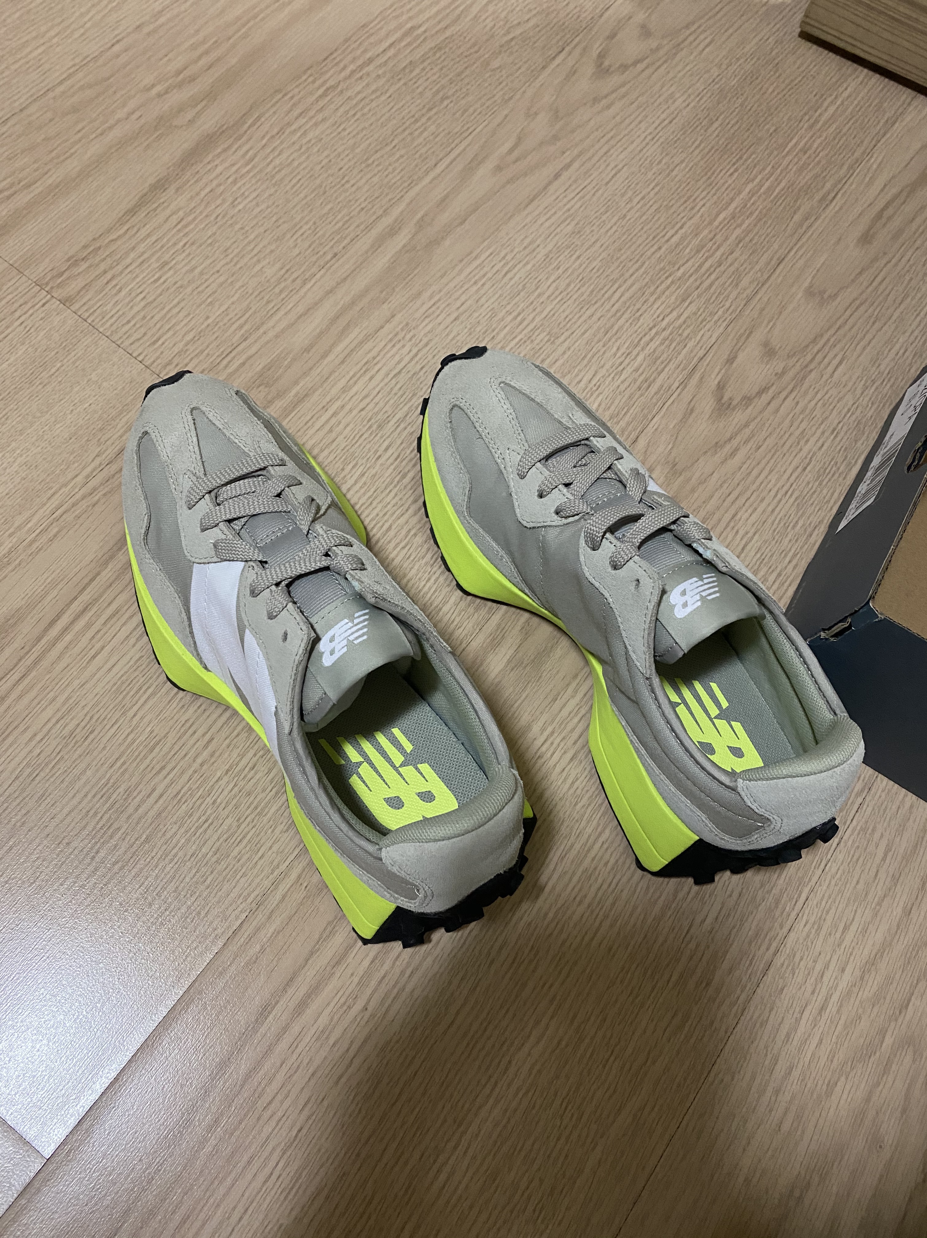 New Balance 327 Grey Oak Lemon Slush, (W) New Balance 327 Grey Beige 착용 스타일 - 1