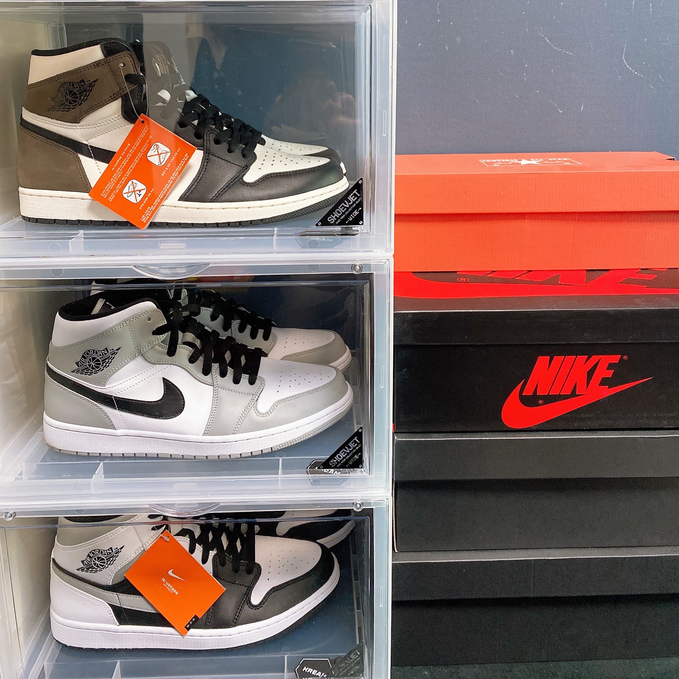 Jordan 1 Retro High OG Black Mocha, Jordan 1 Mid Light Smoke Grey 착용 스타일
