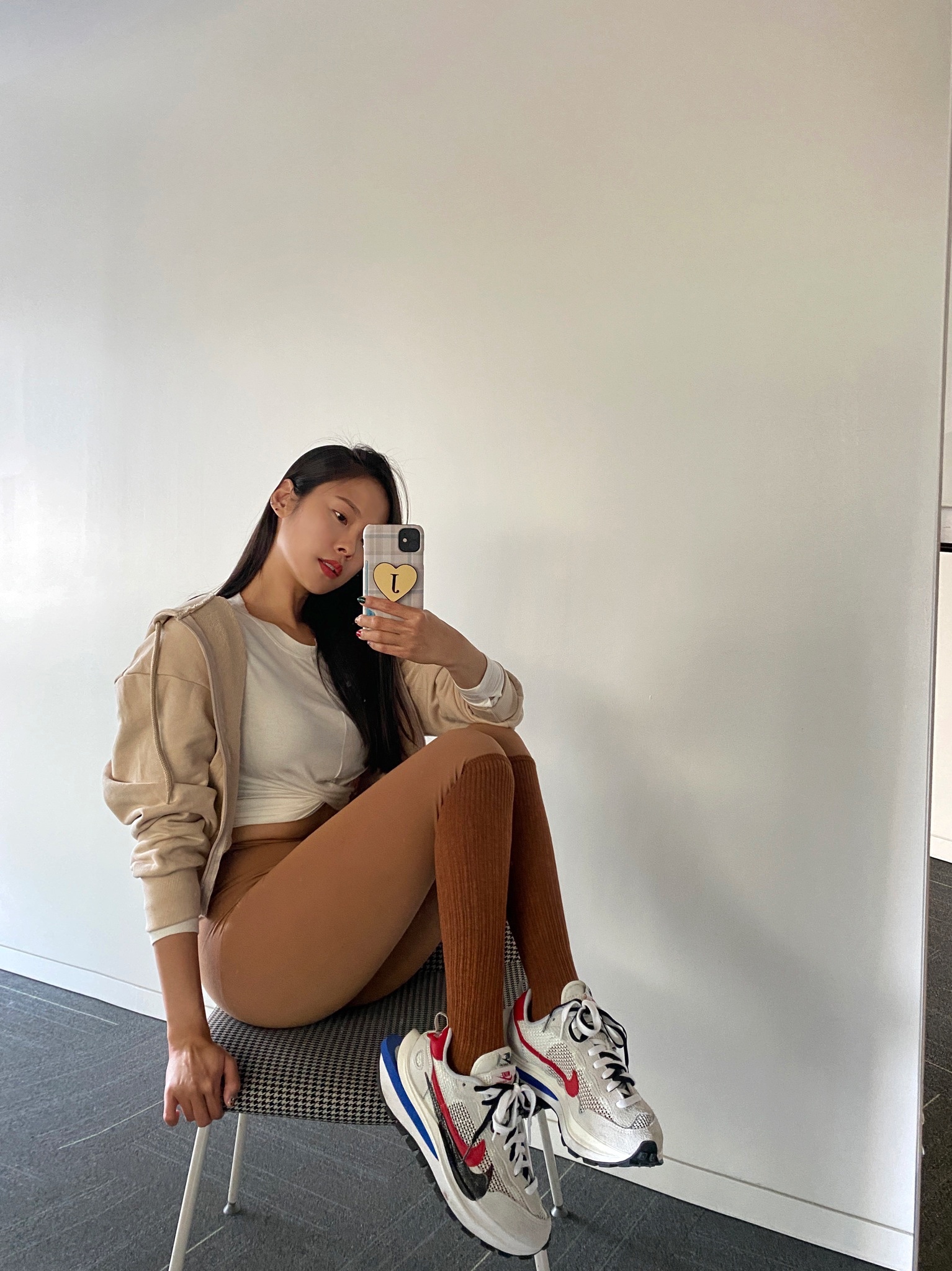 Nike x Sacai VaporWaffle Royal Fuchsia 착용 스타일 - 4
