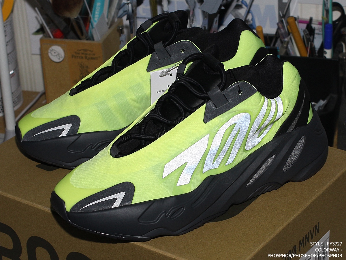 Adidas Yeezy Boost 700 MNVN Phosphor 착용 스타일 - 4
