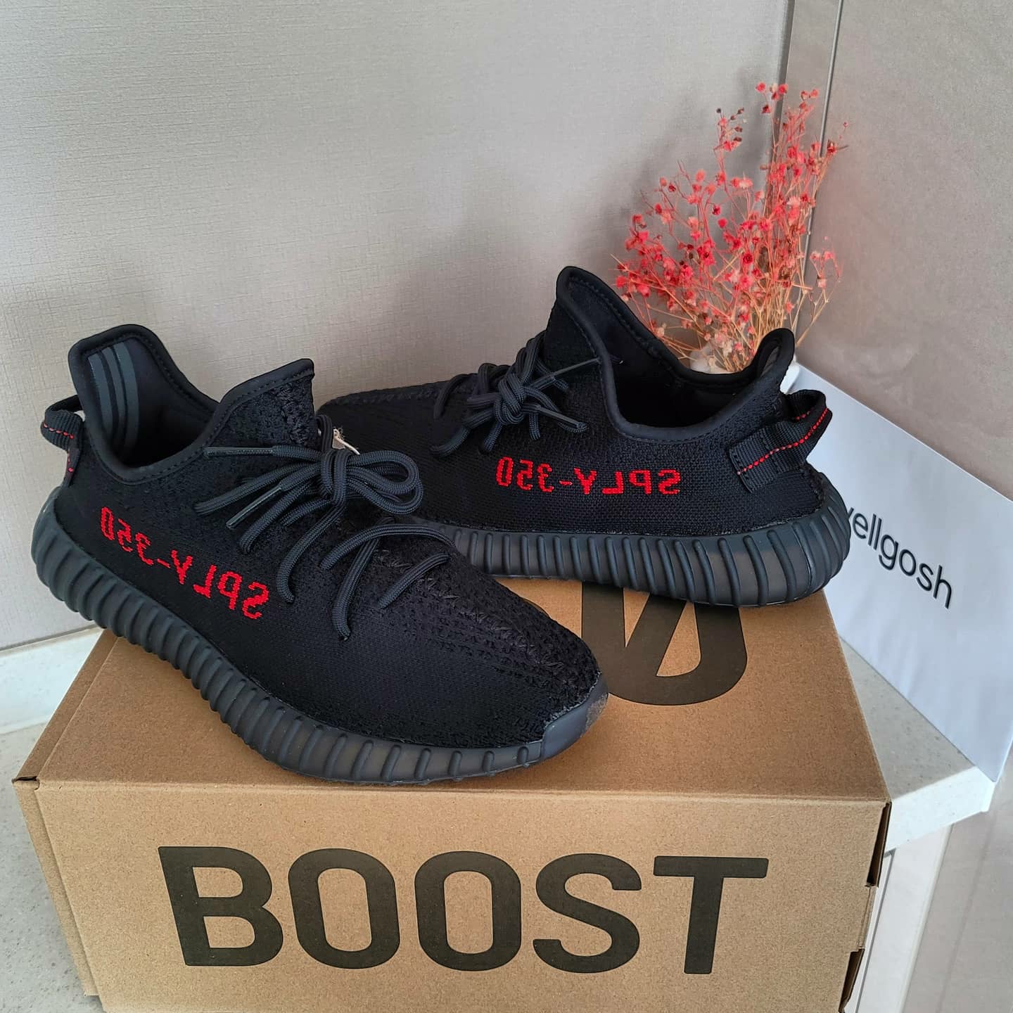 Adidas Yeezy Boost 350 V2 Black Red 2020 착용 스타일 - 2