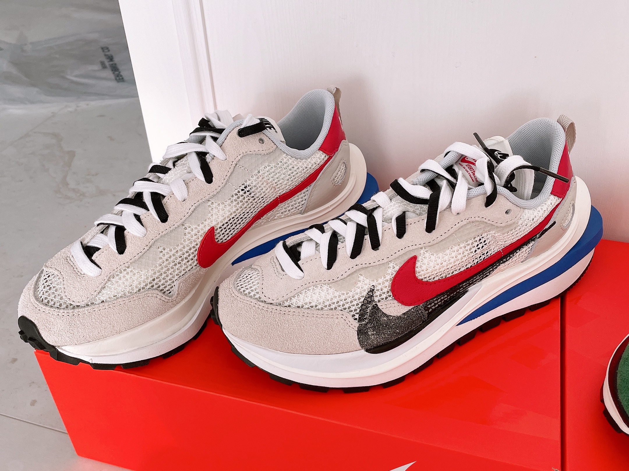 Nike x Sacai VaporWaffle Tour Yellow & Gorge Green Sail, Nike x Sacai VaporWaffle Royal Fuchsia 착용 스타일 - 2