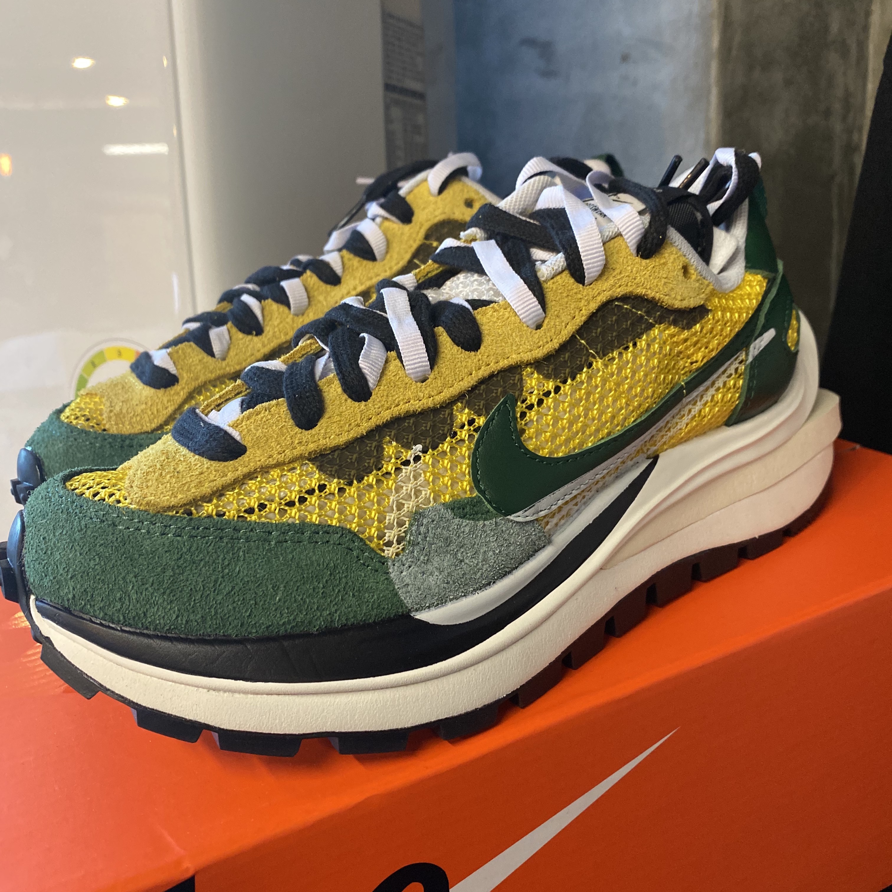 Nike x Sacai VaporWaffle Tour Yellow & Gorge Green Sail 착용 스타일