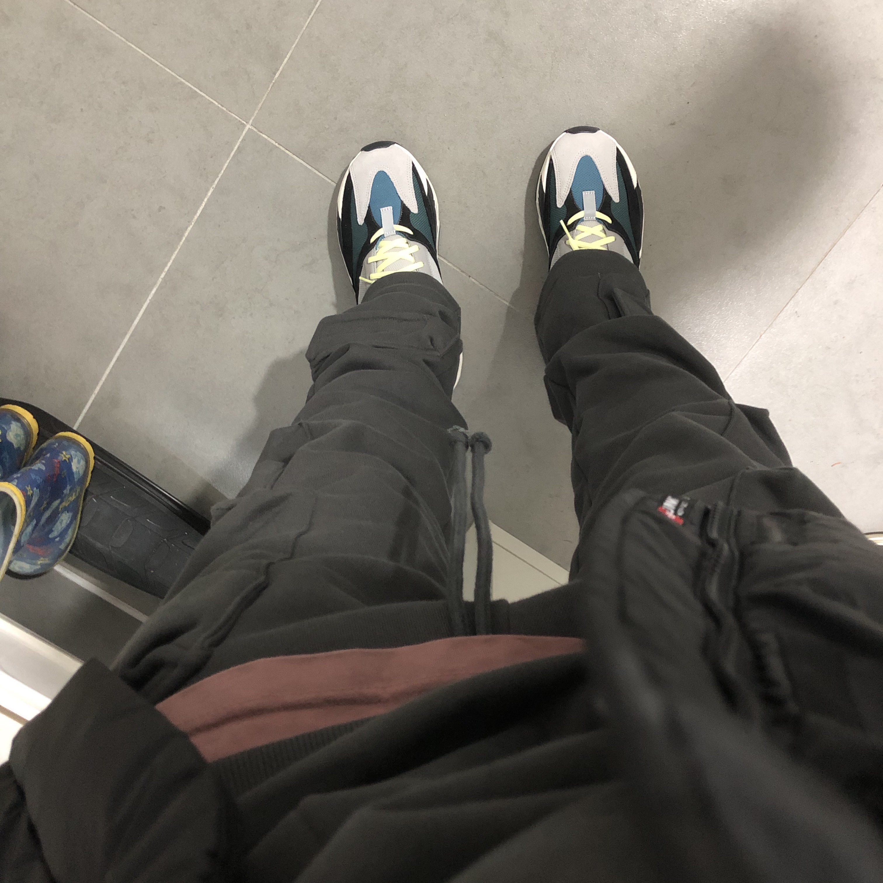 Adidas Yeezy Boost 700 Wave Runner Solid Grey 2017/2019 착용 스타일 - 3