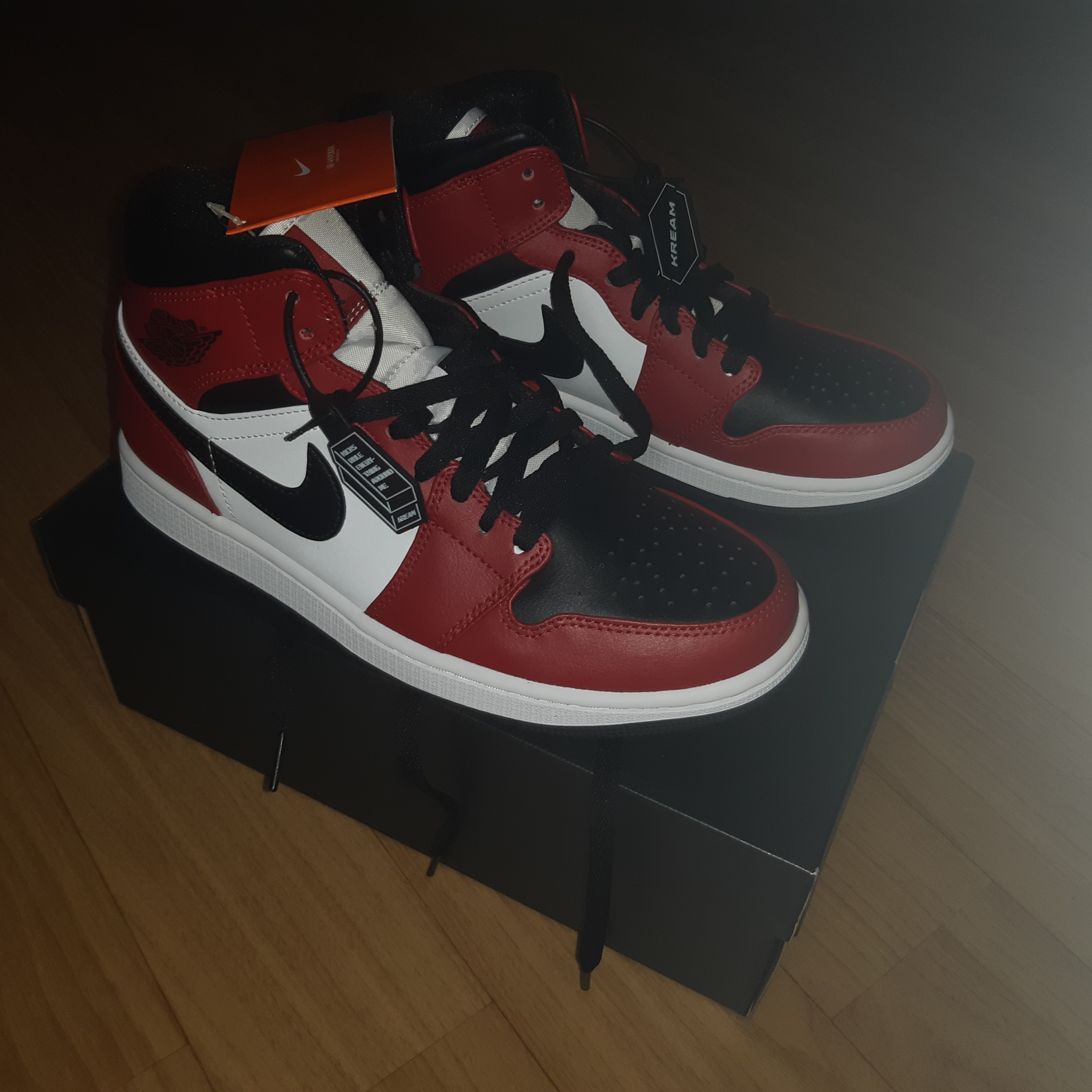Jordan 1 Mid Chicago Black Toe 착용 스타일 - 2