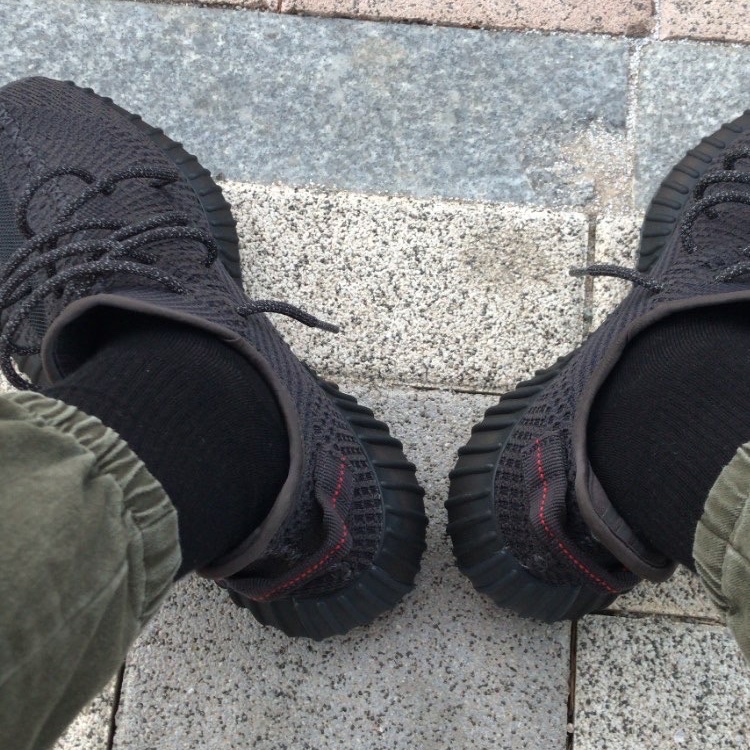 Adidas Yeezy Boost 350 V2 Black - Non-Reflective 착용 스타일 - 1