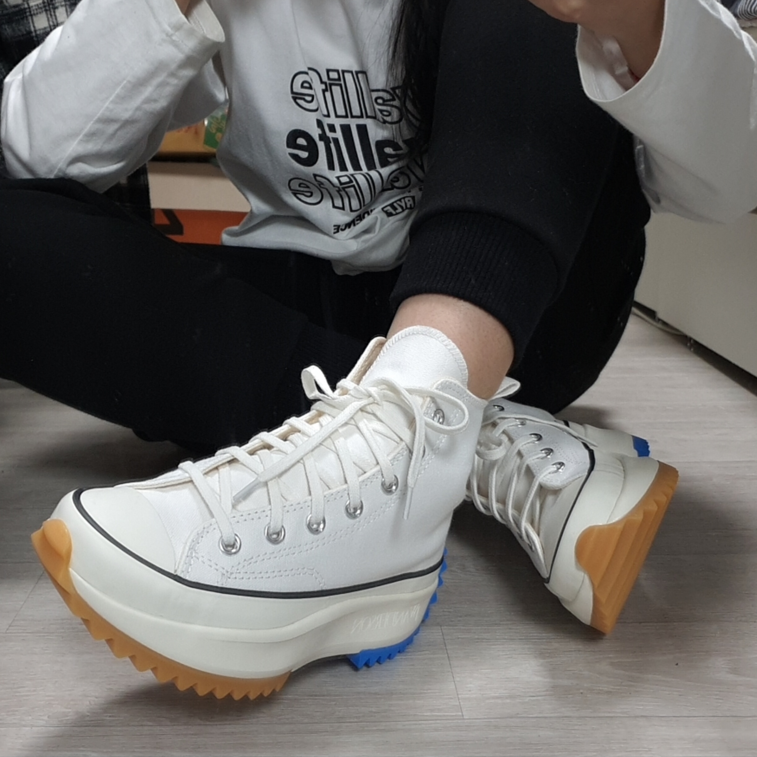 Converse x JW Anderson Run Star Hike Hi White 착용 스타일 - 2