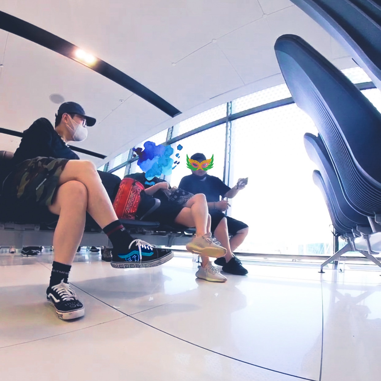 Adidas Yeezy Boost 350 V2 Sesame 2018, Vans Vault OG Old Skool LX Black 착용 스타일