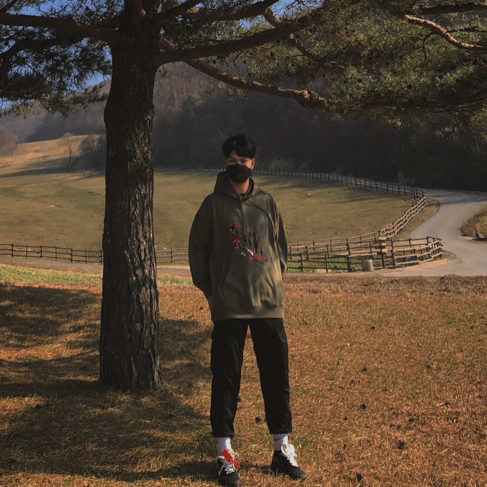 Nike x Off-White Air VaporMax OG Black The Ten, Jordan x Travis Scott Washed Suede Hoodie Grey 착용 스타일