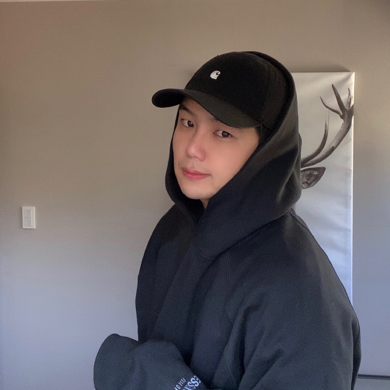Essentials 3D Silicon Applique Pullover Hoodie Dark Slate/Black 2020 착용 스타일