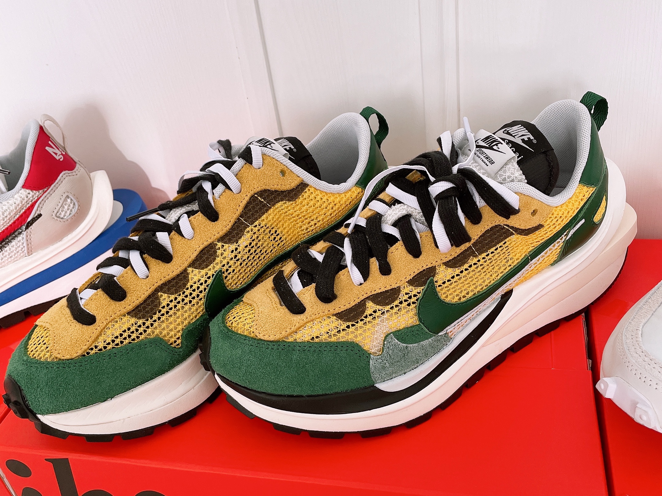 Nike x Sacai VaporWaffle Tour Yellow & Gorge Green Sail, Nike x Sacai VaporWaffle Royal Fuchsia 착용 스타일 - 3