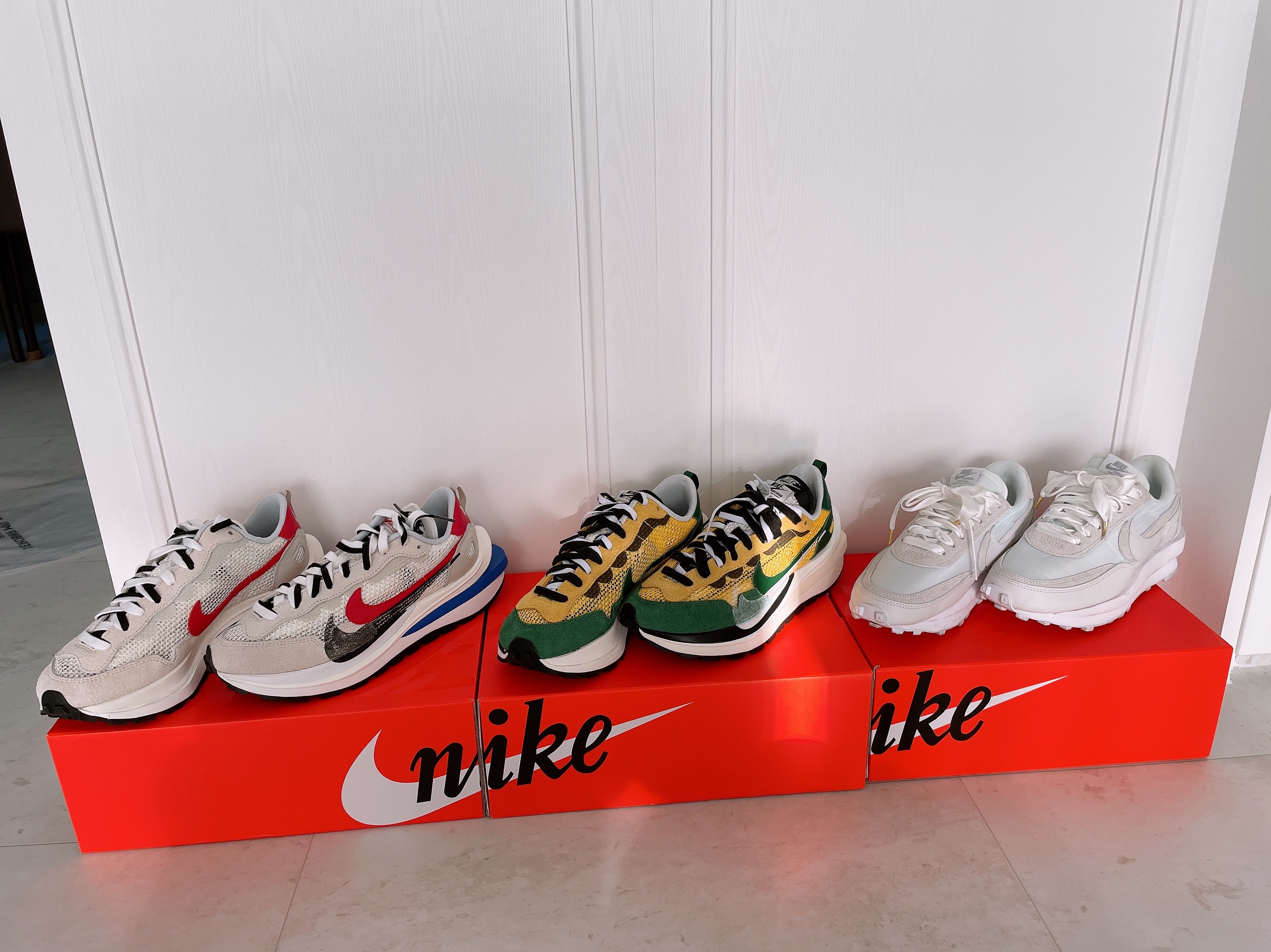 Nike x Sacai VaporWaffle Tour Yellow & Gorge Green Sail, Nike x Sacai VaporWaffle Royal Fuchsia 착용 스타일 - 1
