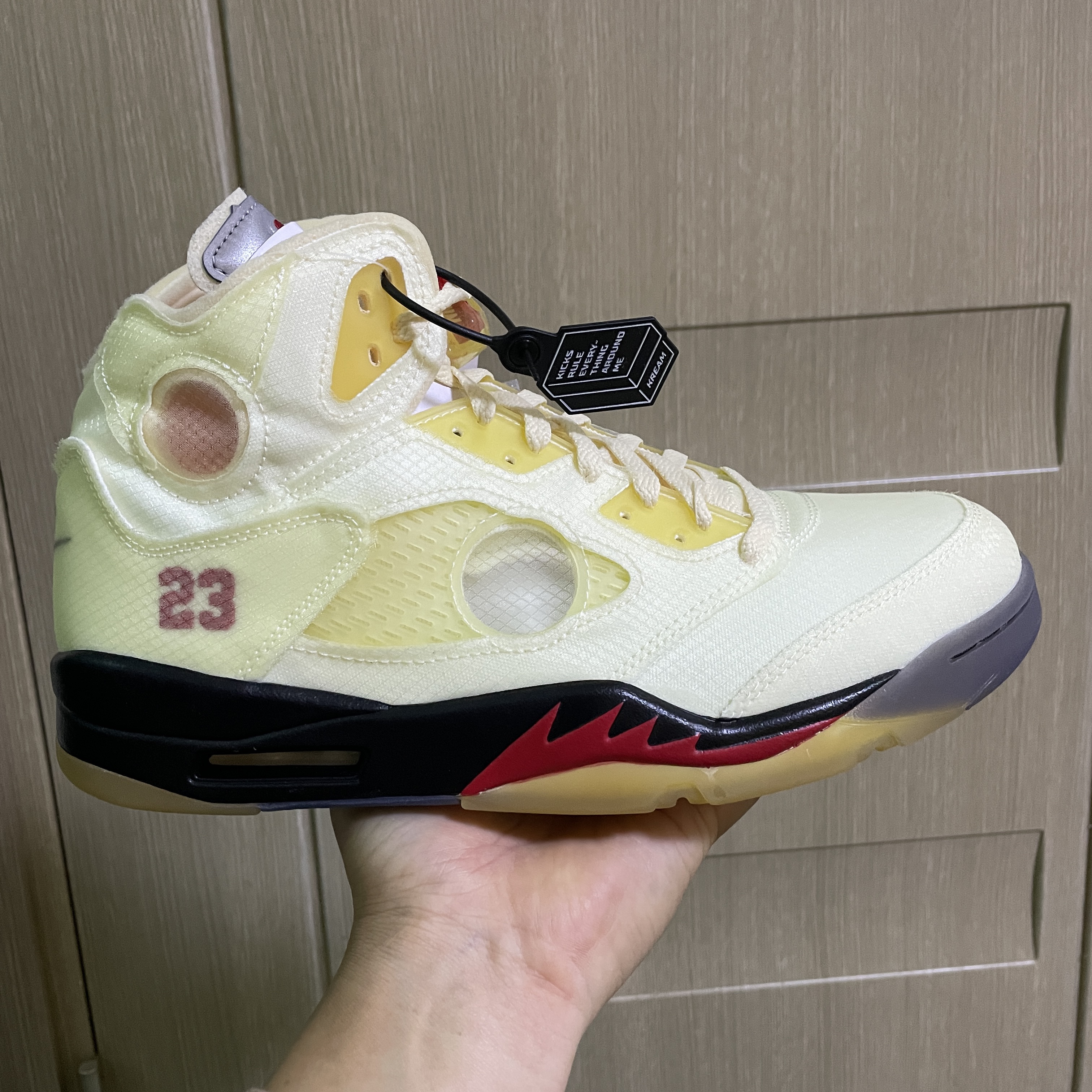 Jordan 5 x Off-White Retro SP Sail Fire Red 착용 스타일 - 2