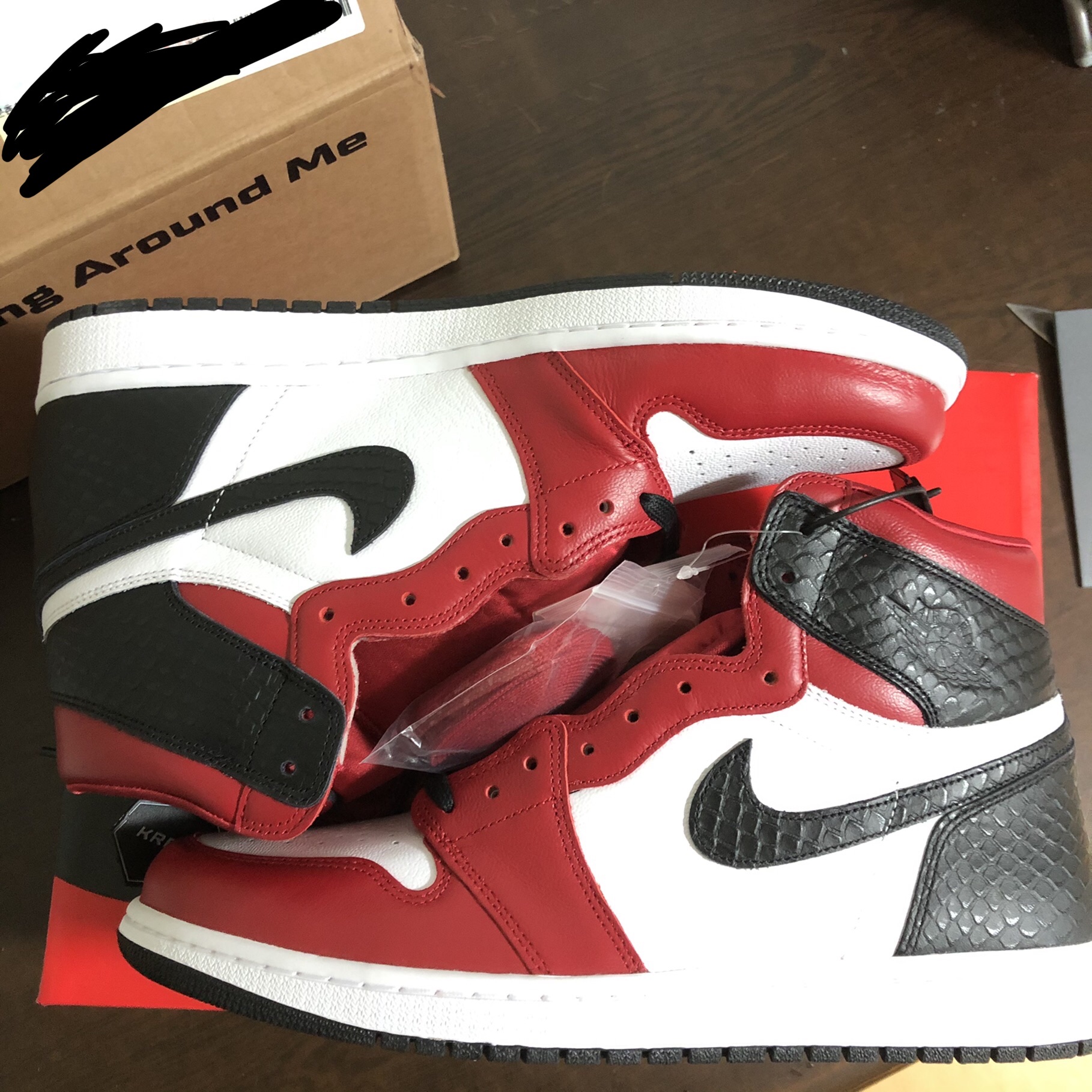 (W) Jordan 1 Retro High Satin Red 착용 스타일 - 4