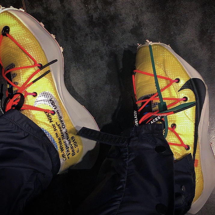 Nike x Fear of God Warm Up Pants Off Noir, (W) Nike x Off-White Vapor Street Tour Yellow 착용 스타일