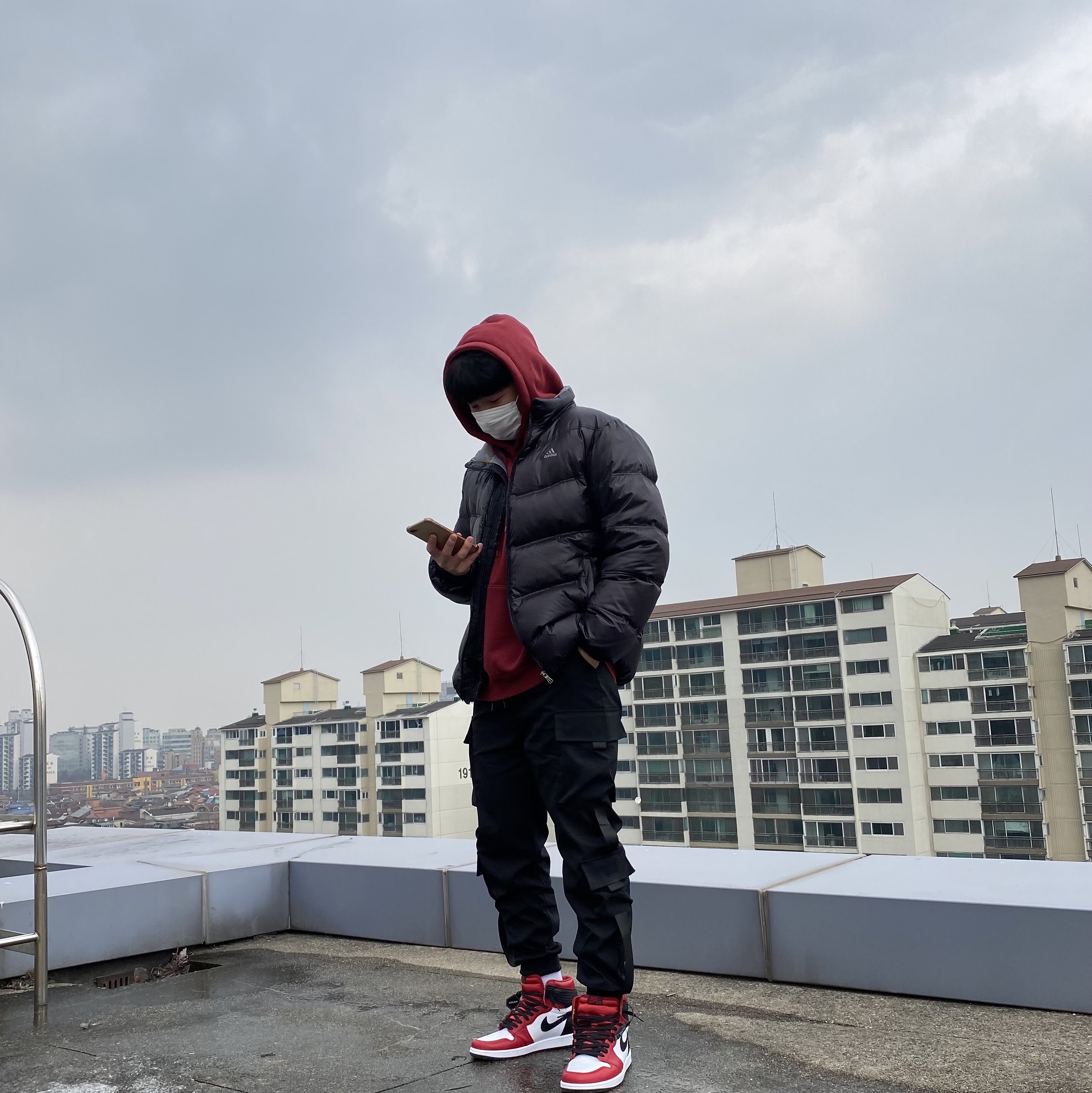 (W) Jordan 1 Retro High Satin Red 착용 스타일 - 1