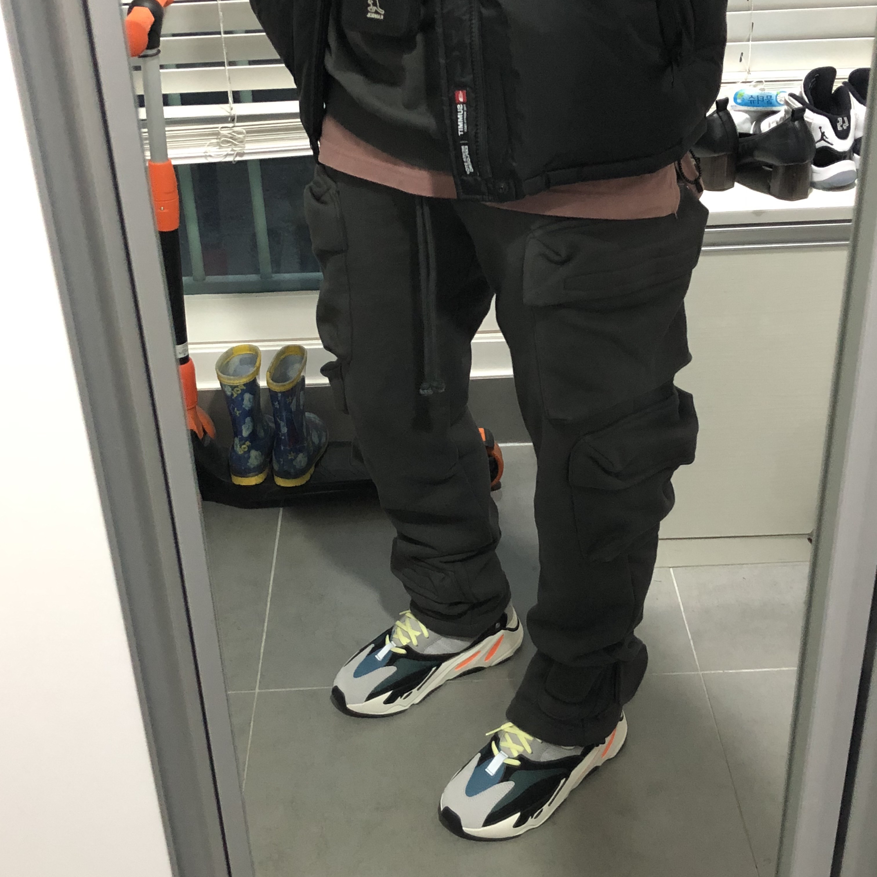 Adidas Yeezy Boost 700 Wave Runner Solid Grey 2017/2019 착용 스타일 - 2