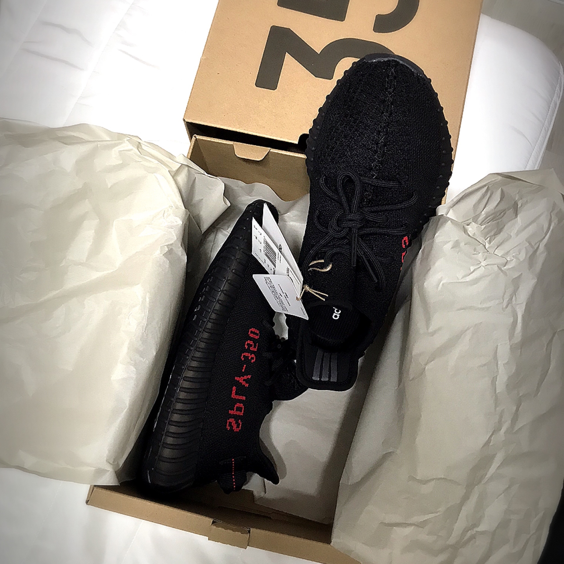 Adidas Yeezy Boost 350 V2 Black Red 2020 착용 스타일 - 1