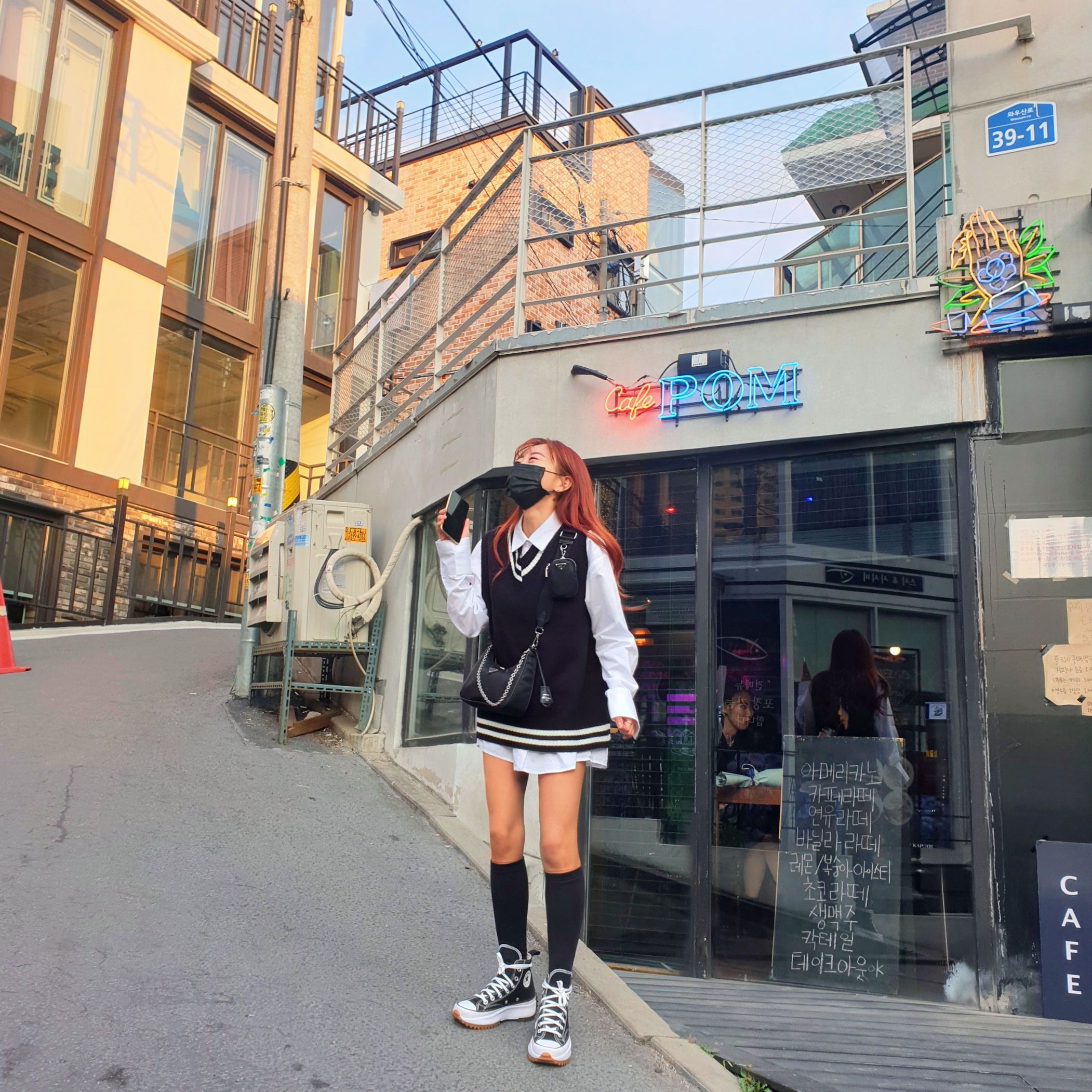 Converse Run Star Hike Hi Black White Gum 착용 스타일 - 1