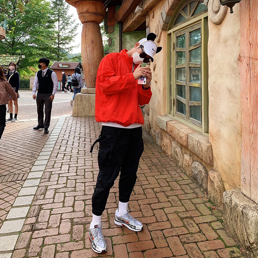 Nike x Stussy Windrunner Jacket Habanero Red, (W) Nike P-6000 Metallic Silver Red 착용 스타일
