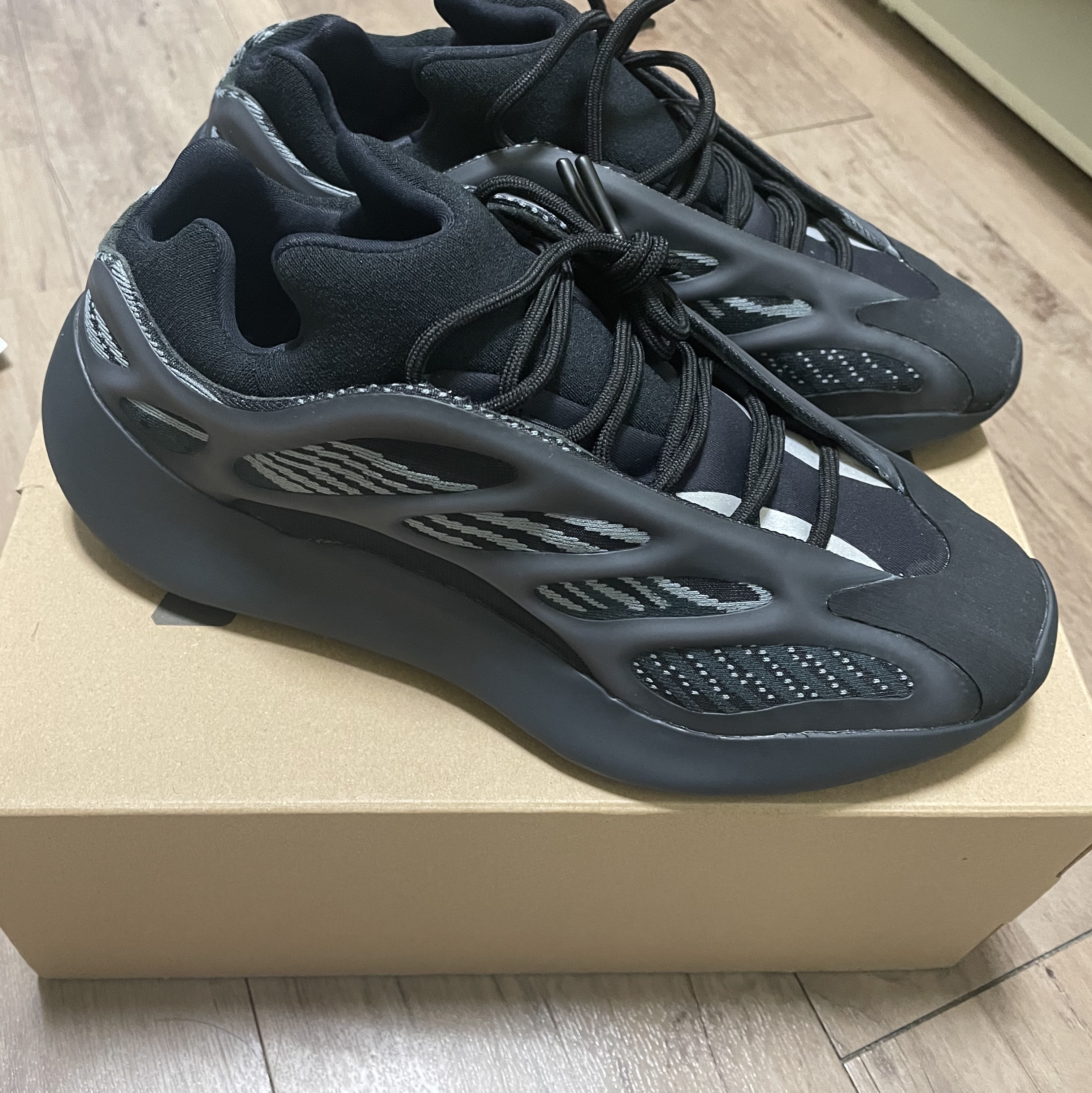 Adidas Yeezy 700 V3 Alvah 착용 스타일