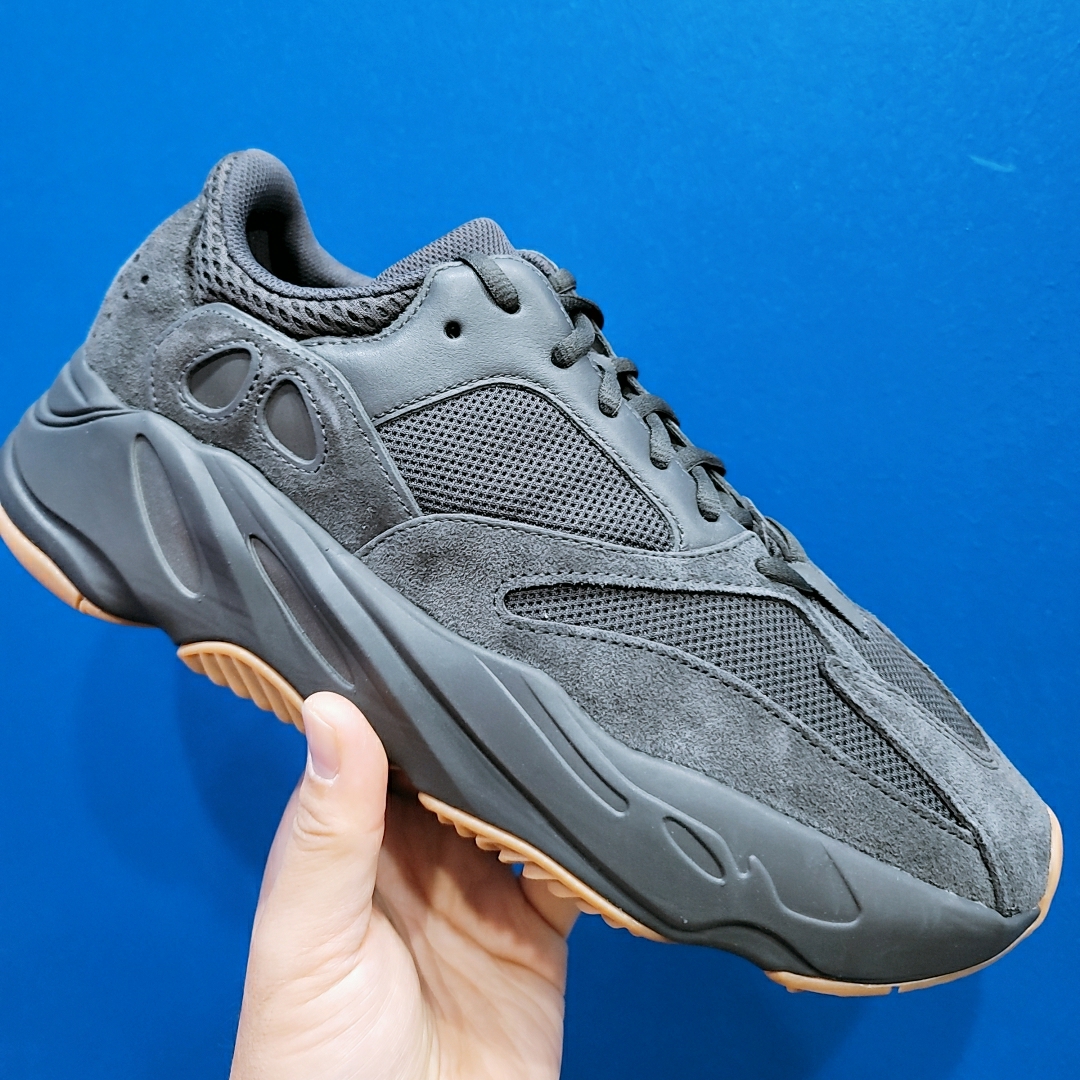 Adidas Yeezy Boost 700 Utility Black 착용 스타일