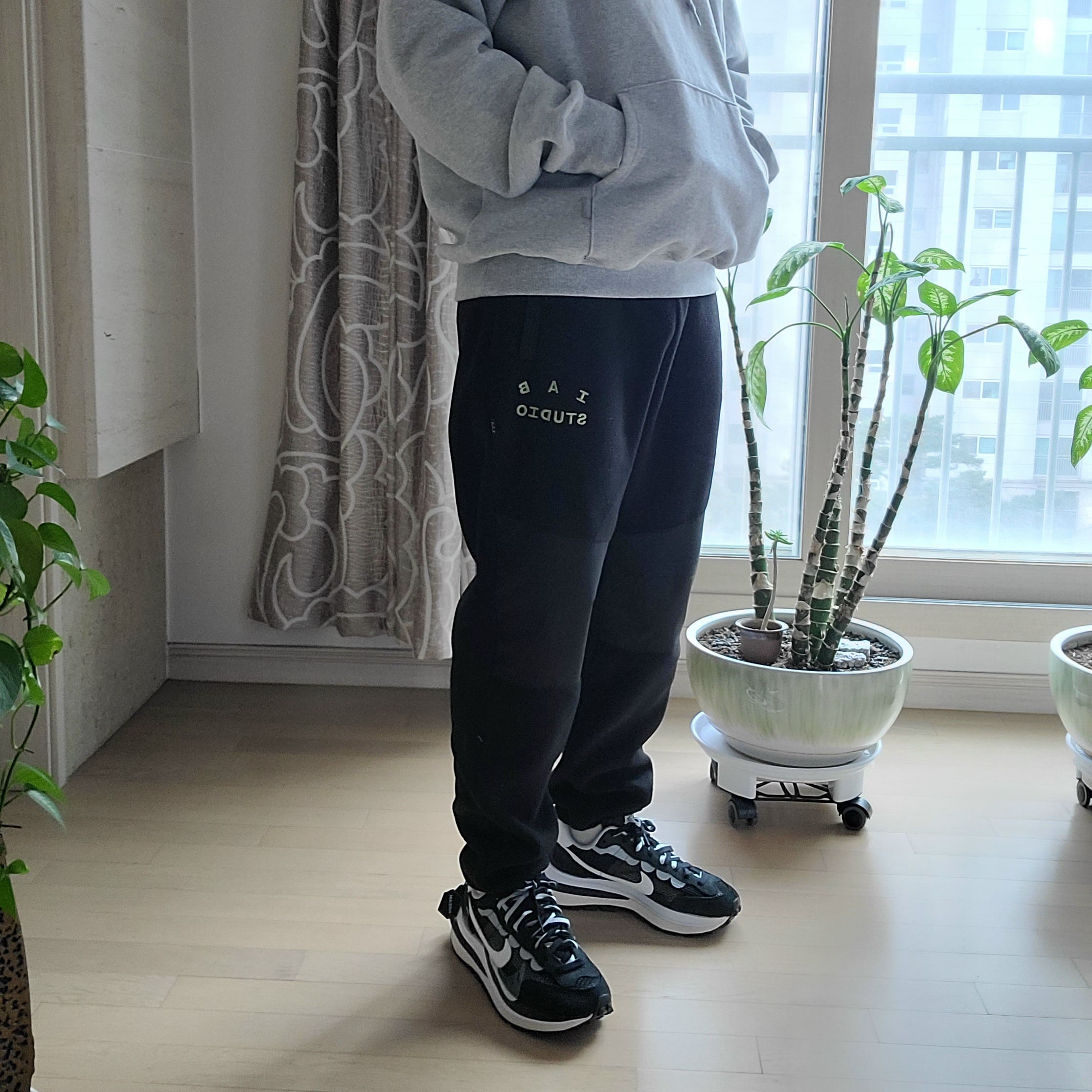 Nike x Sacai VaporWaffle Black White, IAB Studio x Asics Fleece Pants Black 착용 스타일 - 2
