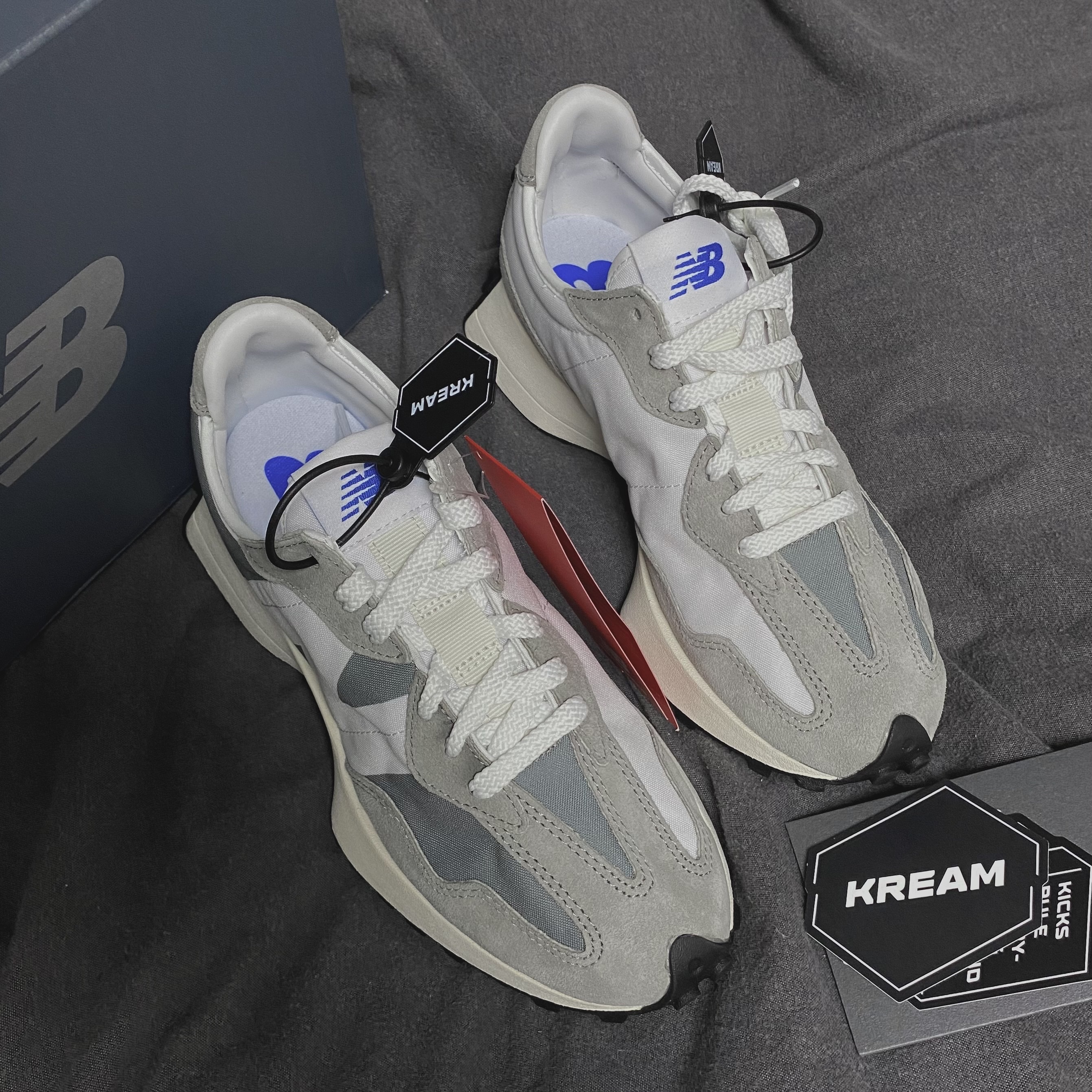 New Balance 327 Grey 착용 스타일