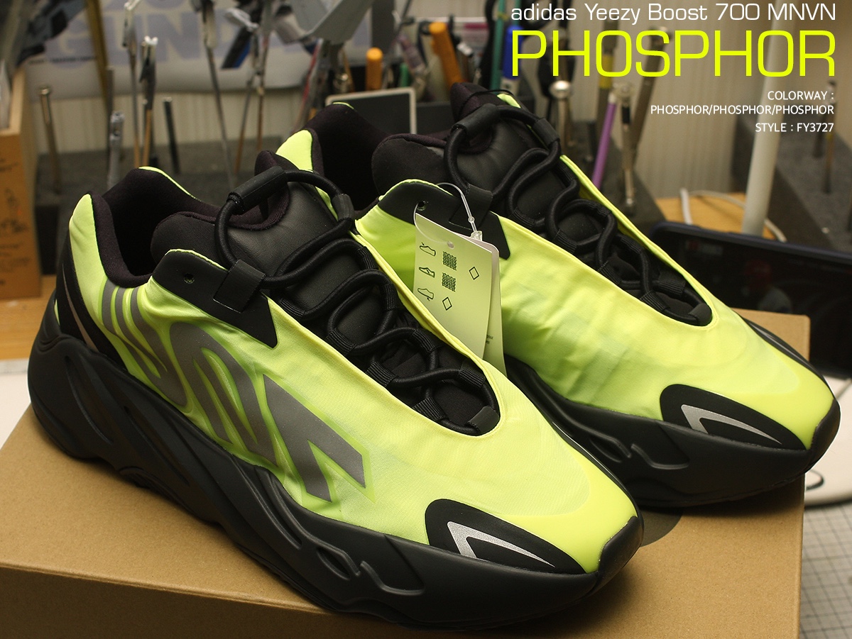 Adidas Yeezy Boost 700 MNVN Phosphor 착용 스타일 - 1