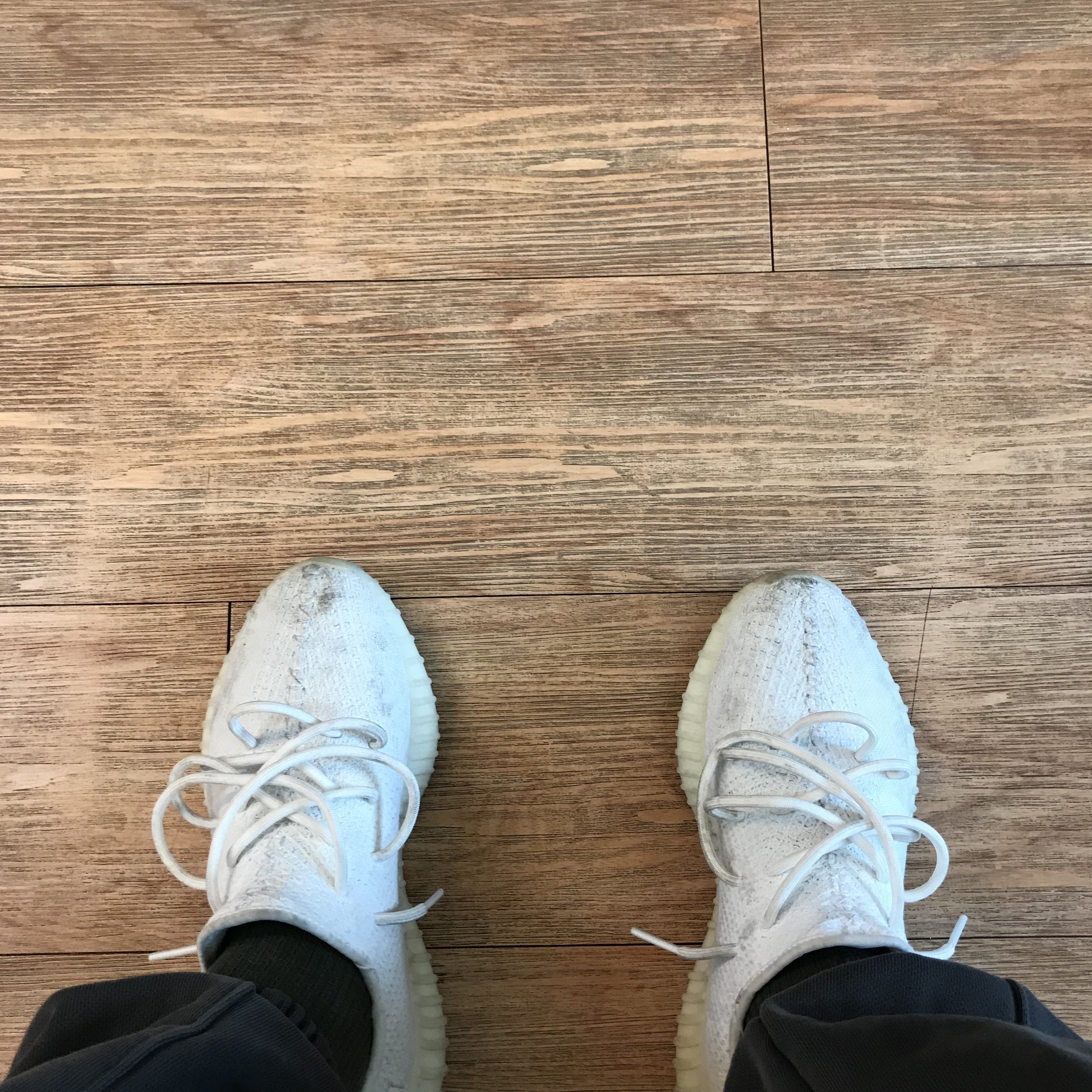 Adidas Yeezy Boost 350 V2 Cream/Triple White 착용 스타일