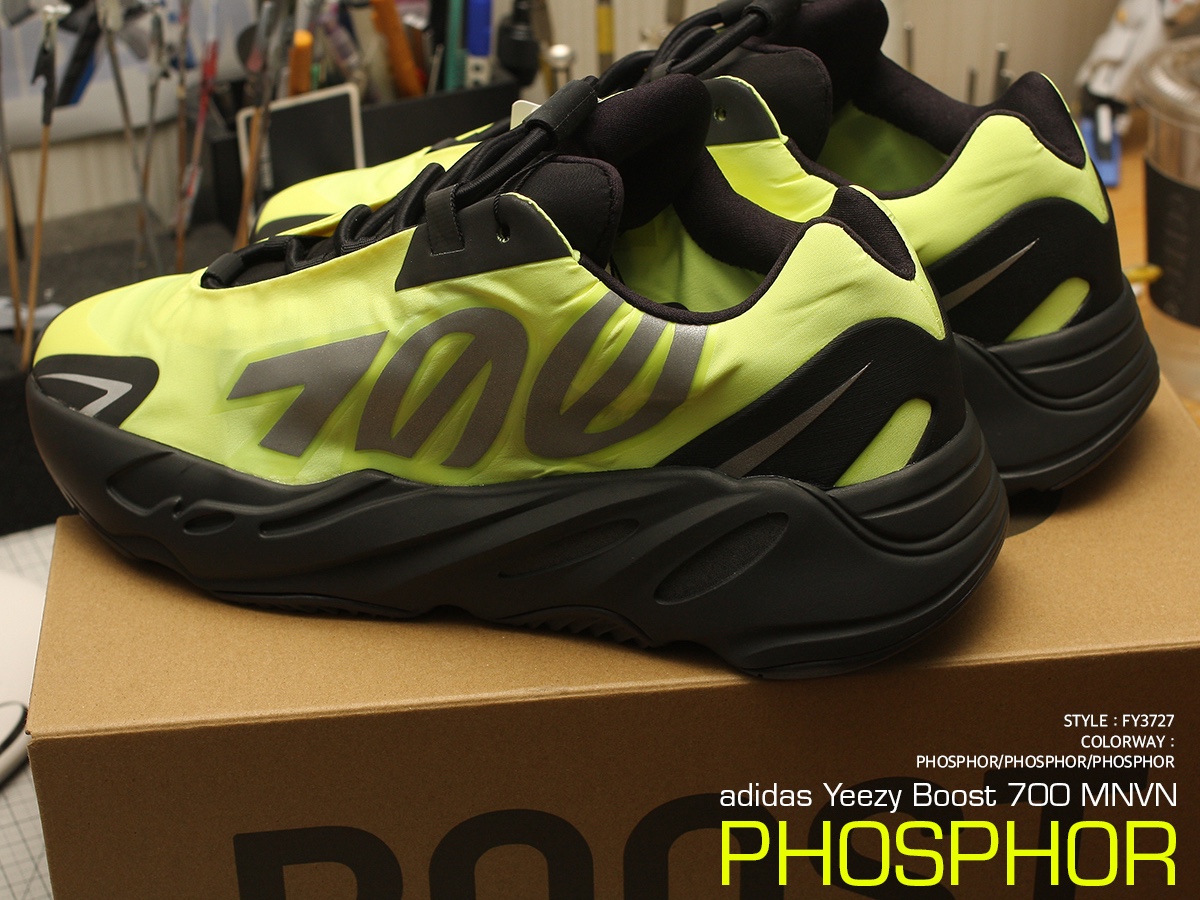 Adidas Yeezy Boost 700 MNVN Phosphor 착용 스타일 - 5