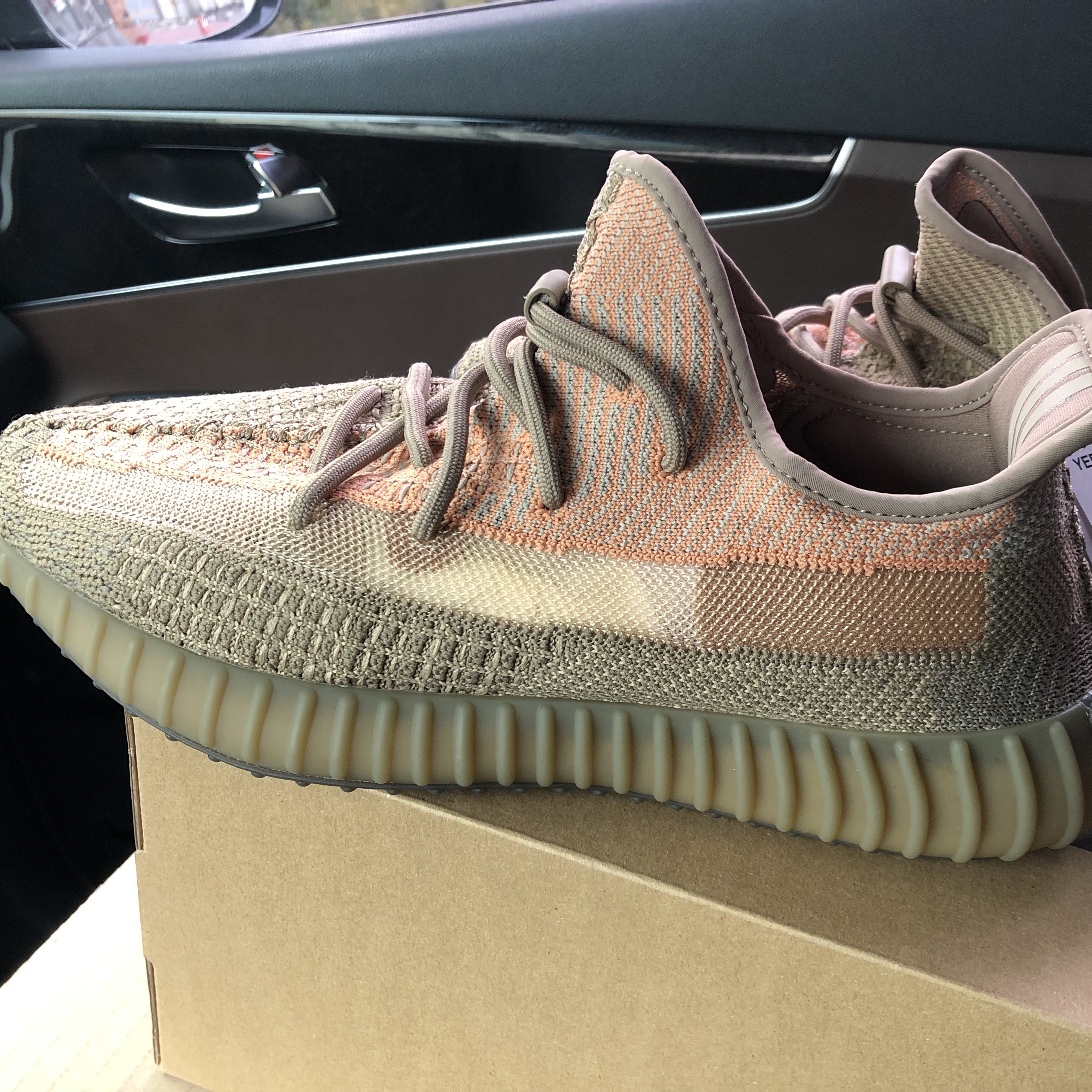 Adidas Yeezy Boost 350 V2 Sand Taupe 착용 스타일