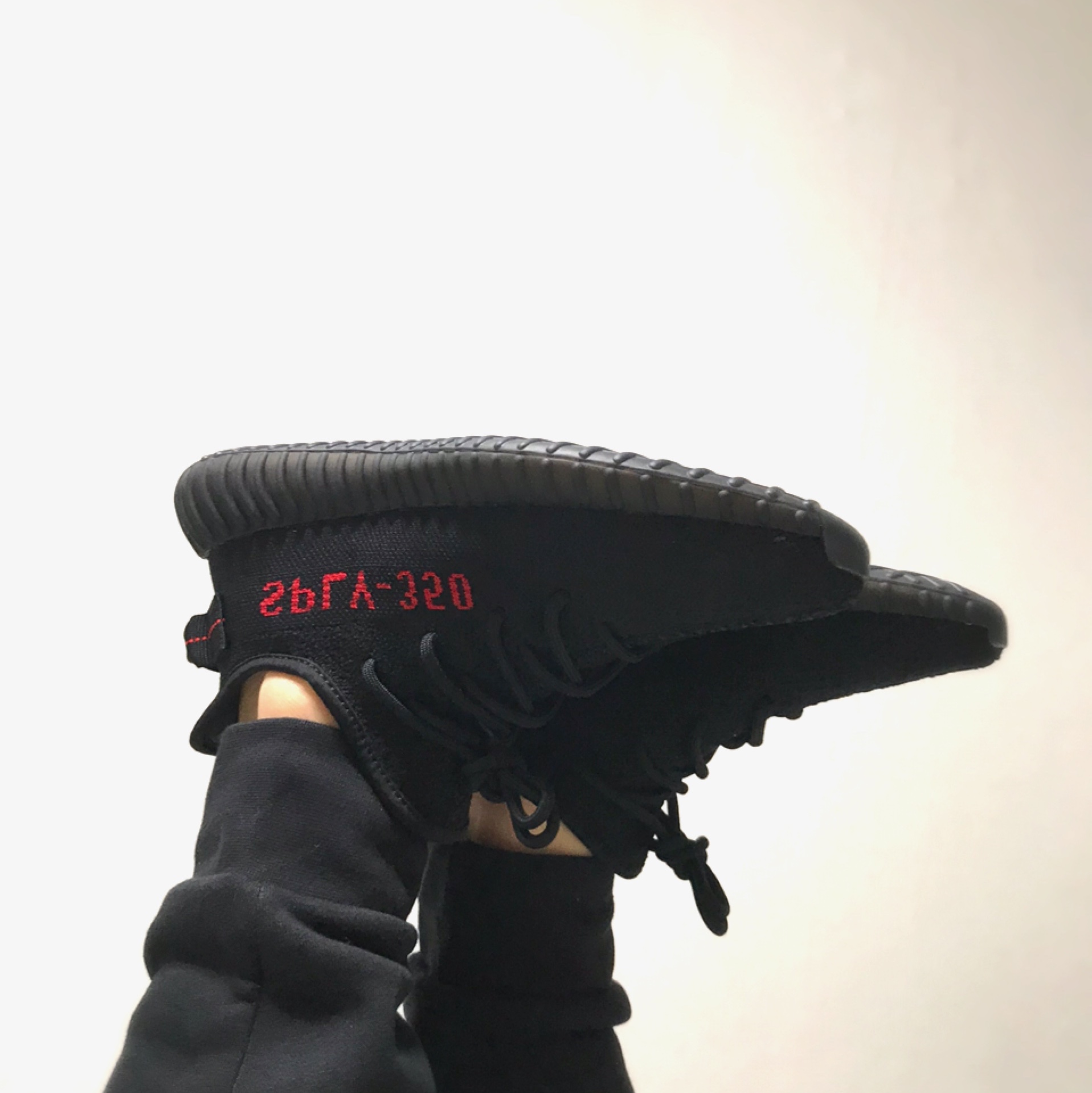 Adidas Yeezy Boost 350 V2 Black Red 2020 착용 스타일 - 2