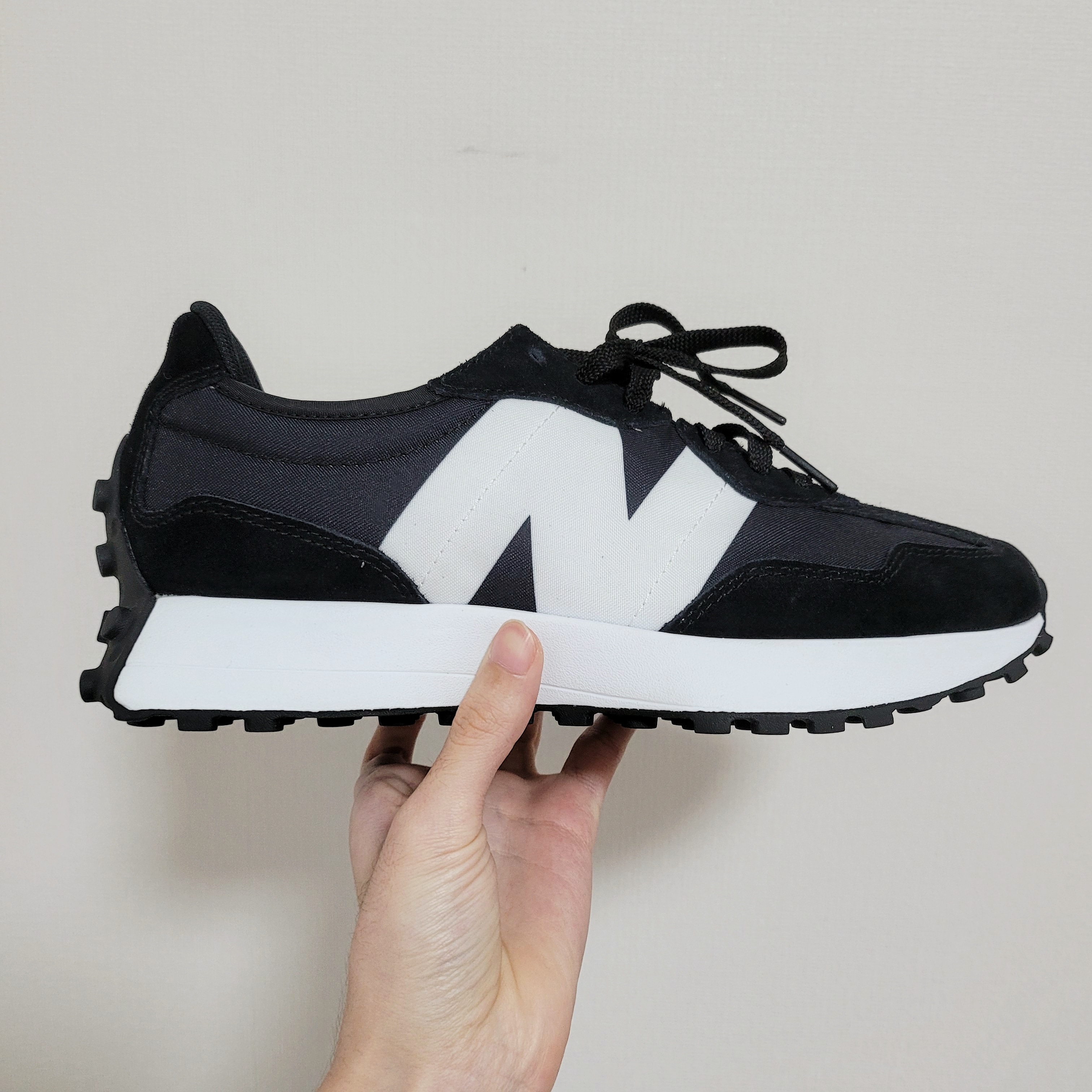 New Balance 327 Black 착용 스타일