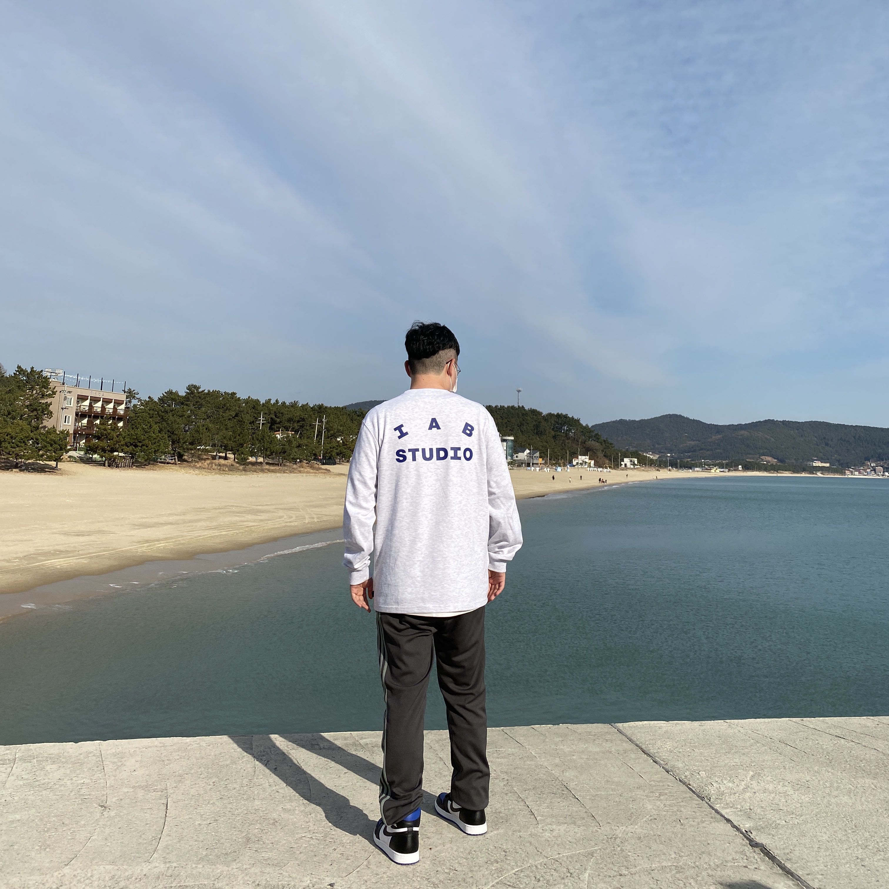 IAB Studio Long Sleeve Light Gray, Jordan 1 Retro High OG Royal Toe 착용 스타일