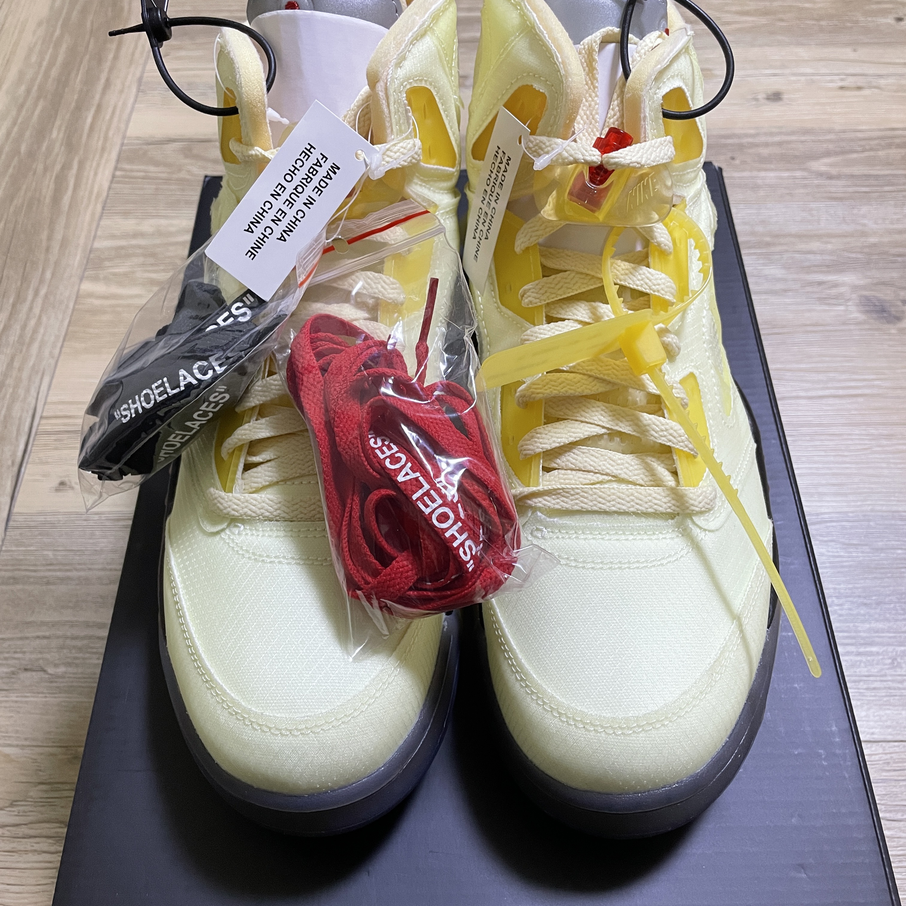 Jordan 5 x Off-White Retro SP Sail Fire Red 착용 스타일 - 1
