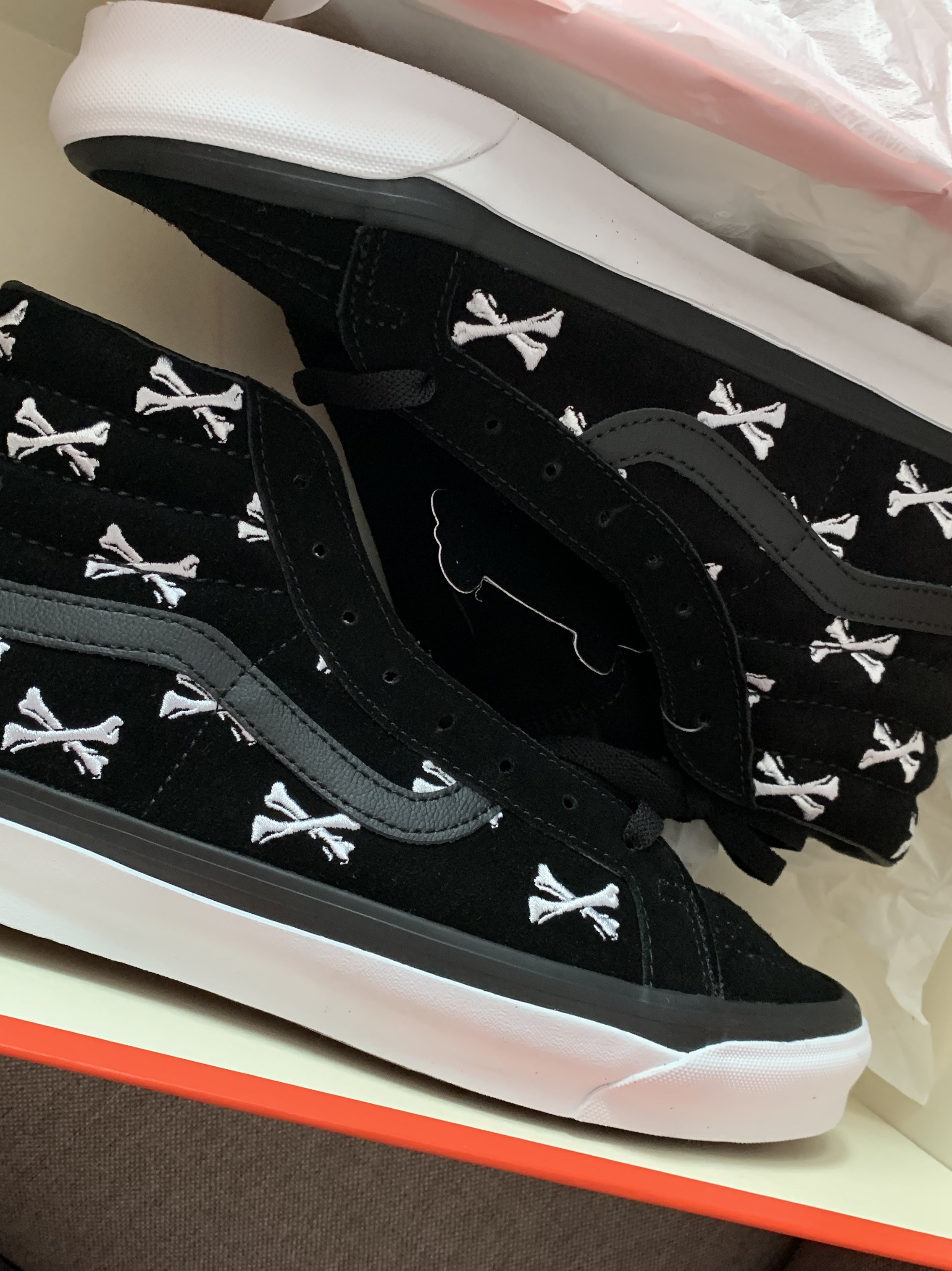Vans Vault x WTAPS OG Sk8-Hi LX Black, Vans Vault x WTAPS Vault Classic Slip-On LX Orange Bones 착용 스타일 - 1