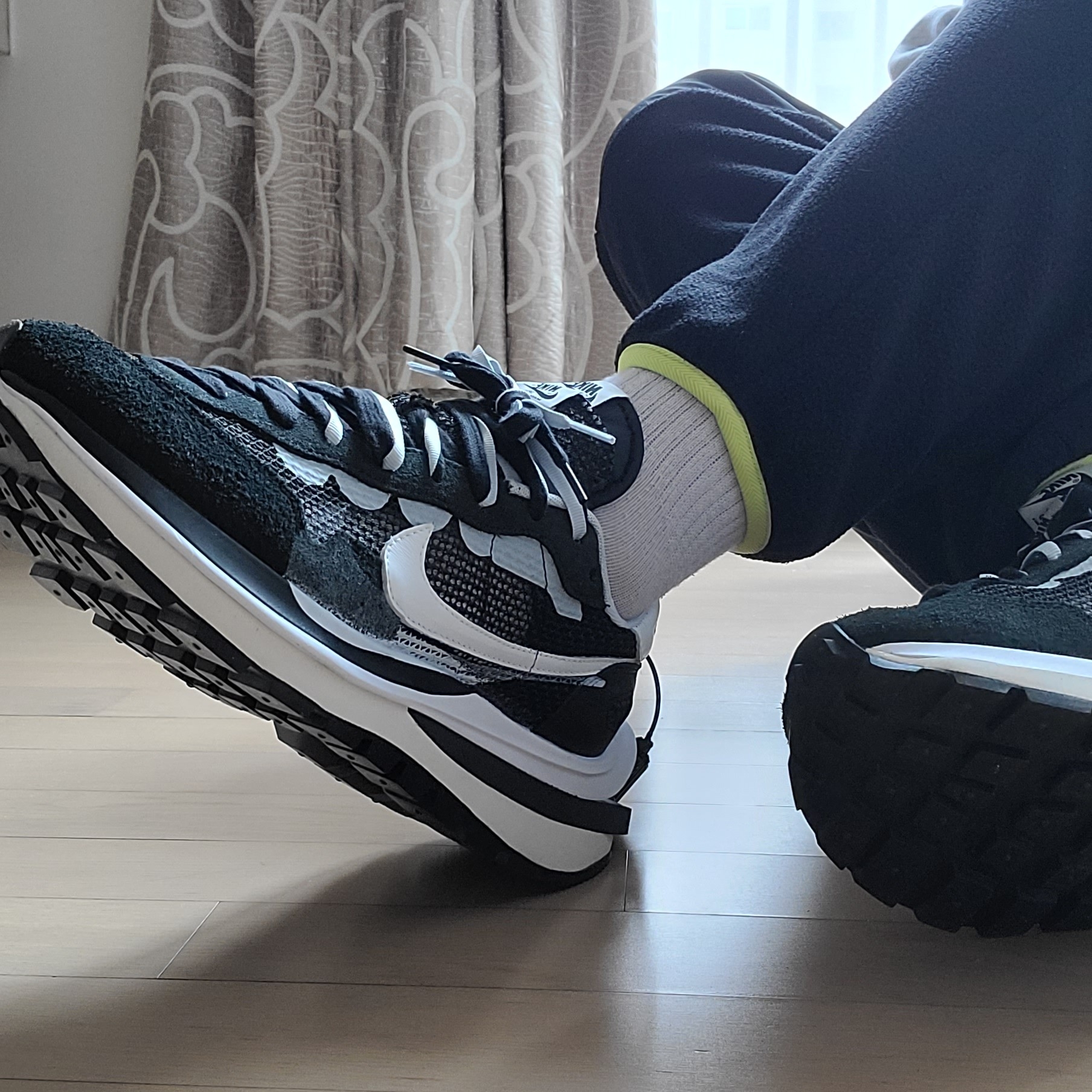 Nike x Sacai VaporWaffle Black White, IAB Studio x Asics Fleece Pants Black 착용 스타일 - 1