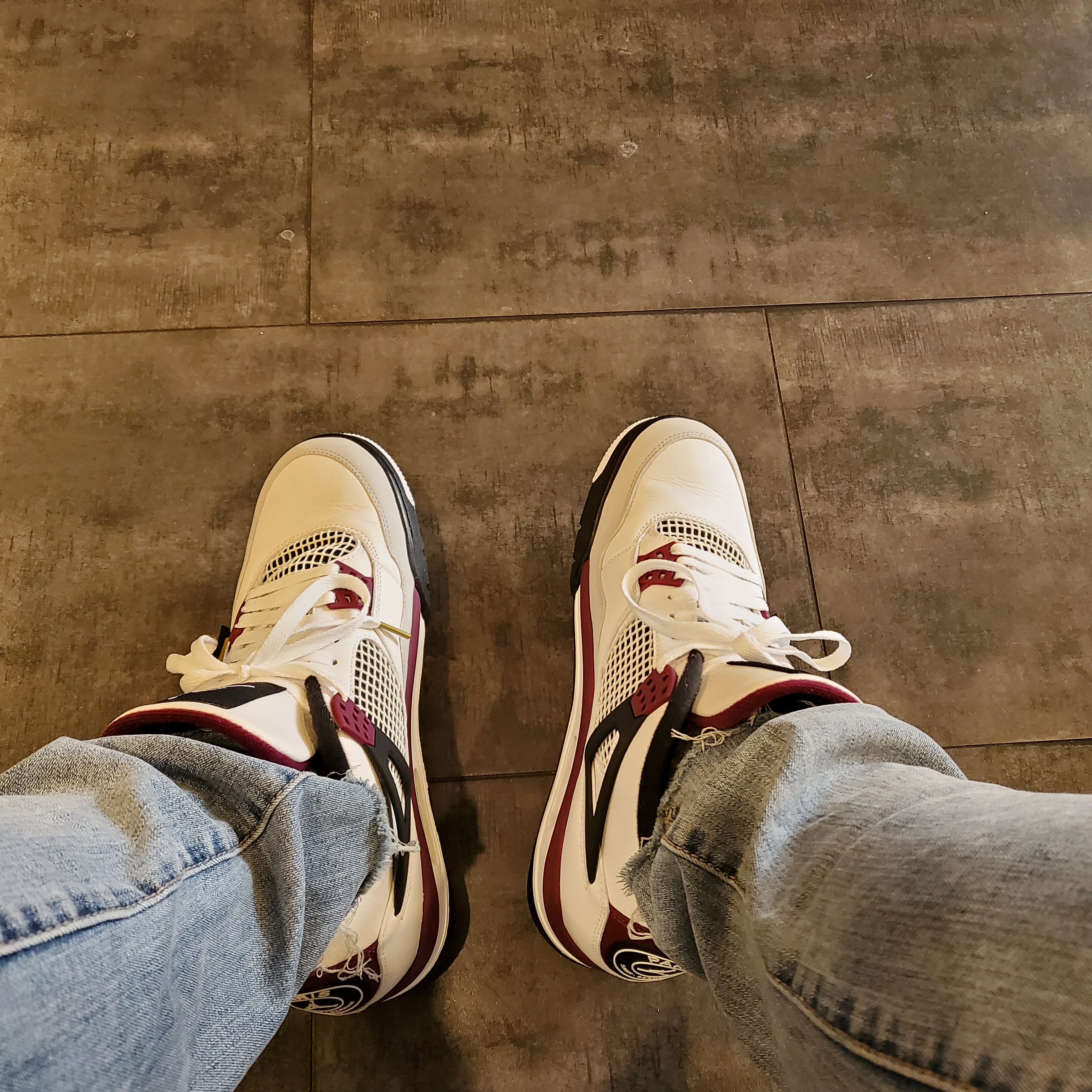 Jordan 4 x Paris Saint-Germain Retro Neutral Grey Bordeaux 착용 스타일