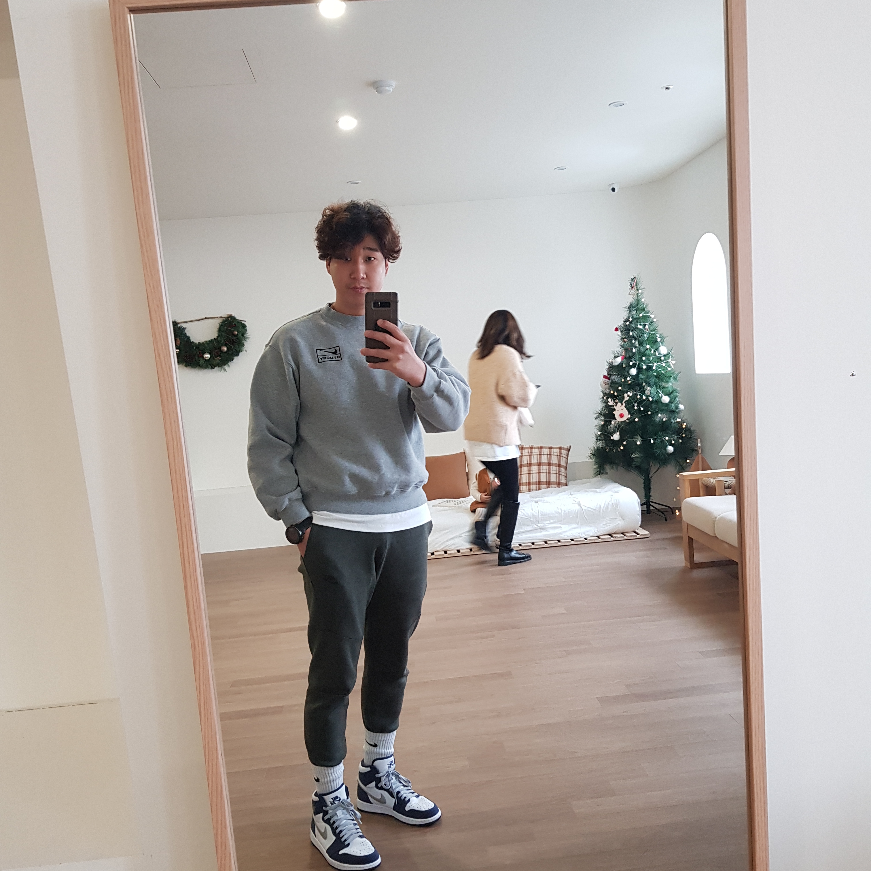 Jordan 1 Retro High OG CO.JP Midnight Navy, Nike x Stussy NRG BR Crew Fleece Grey 착용 스타일