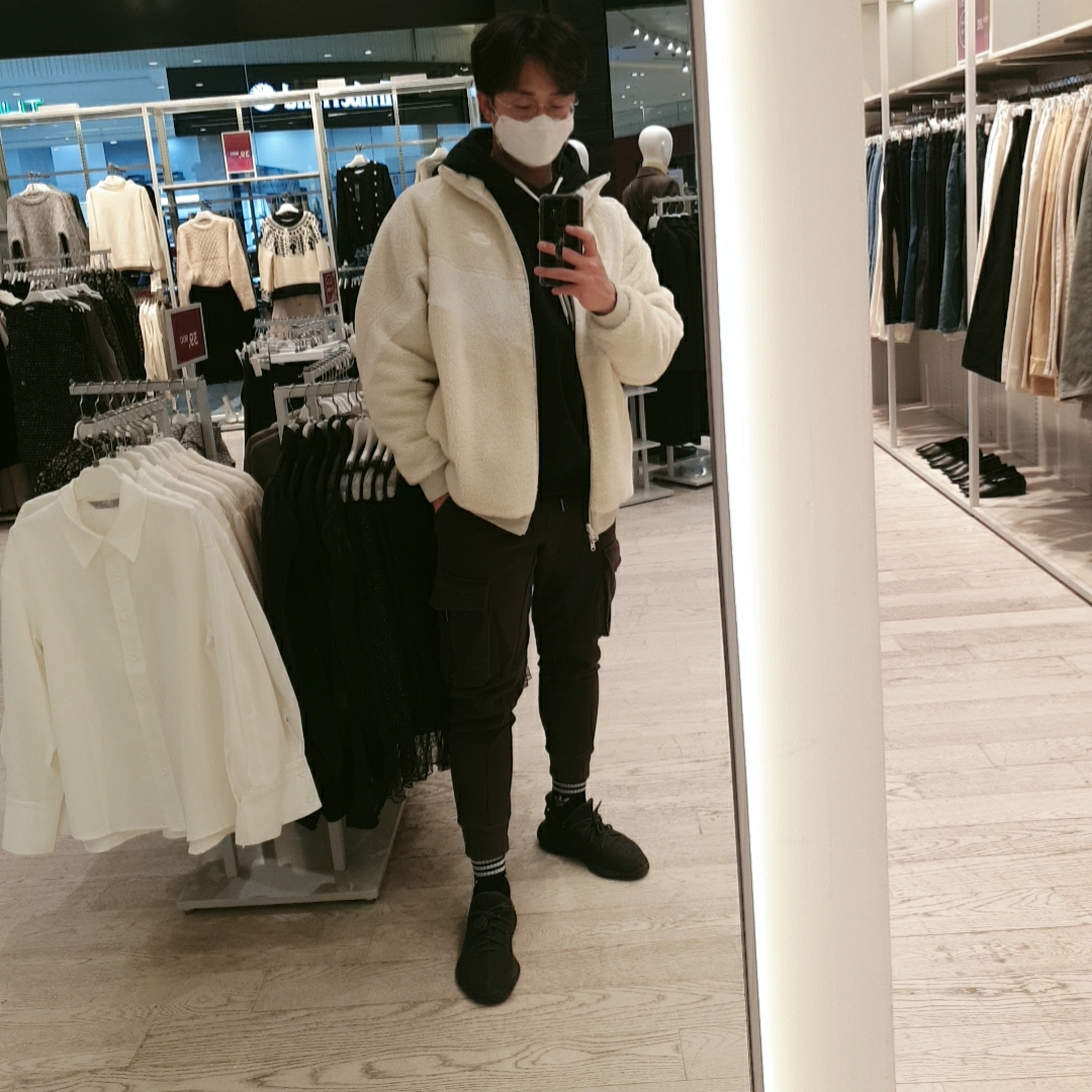 Adidas Yeezy Boost 350 V2 Black - Non-Reflective, Nike Big Swoosh Full Zip Jacket Light Bone Sail 착용 스타일