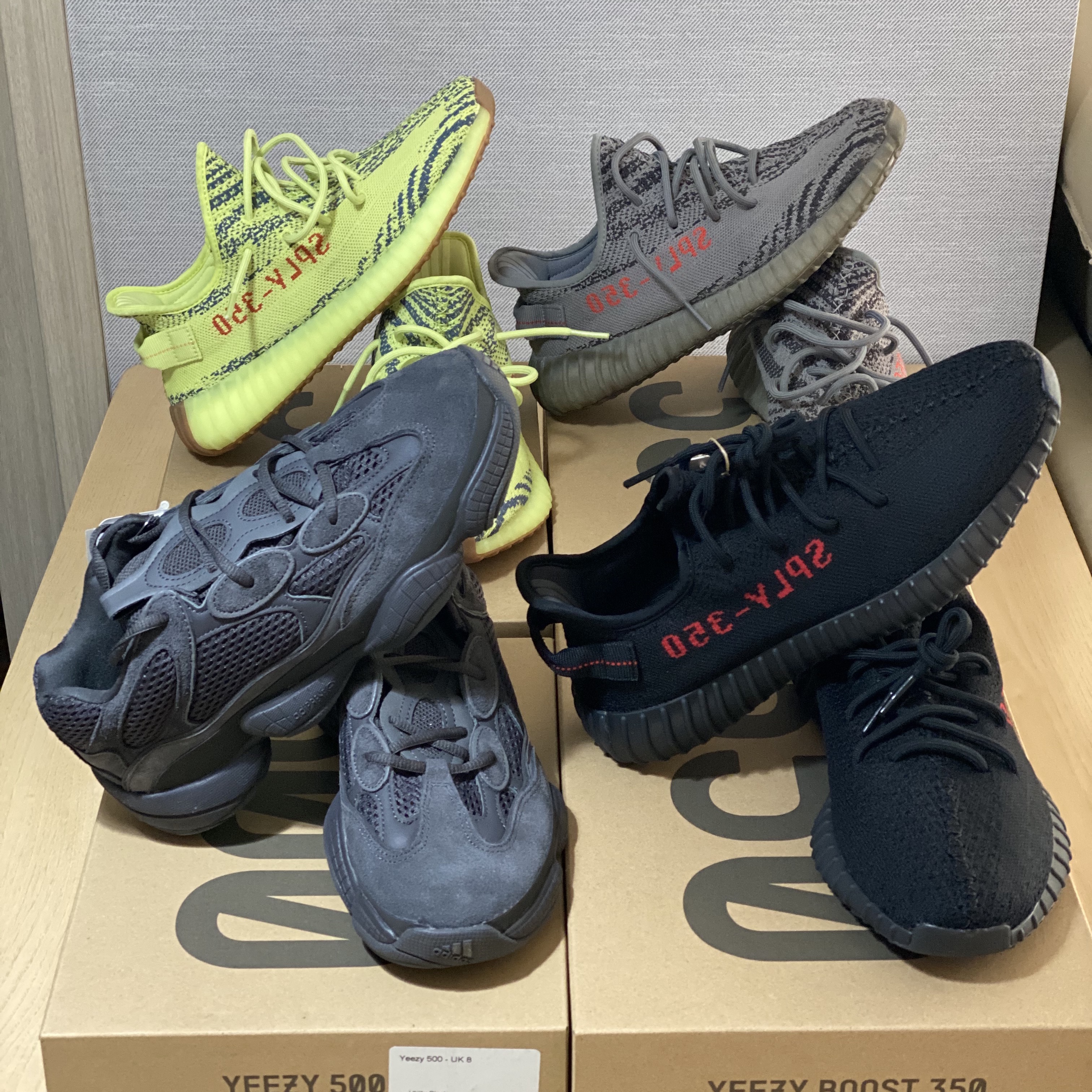 Adidas Yeezy Boost 350 V2 Black Red 2020, Adidas Yeezy 500 Utility Black 2018/2020 착용 스타일