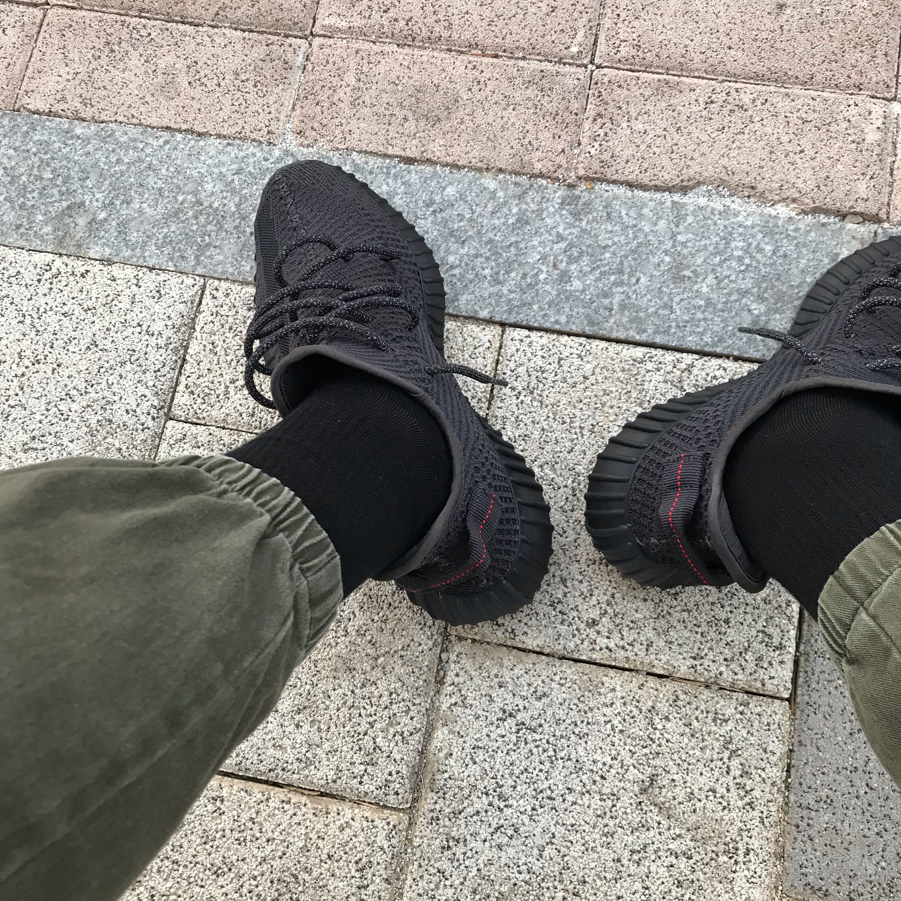 Adidas Yeezy Boost 350 V2 Black - Non-Reflective 착용 스타일 - 2