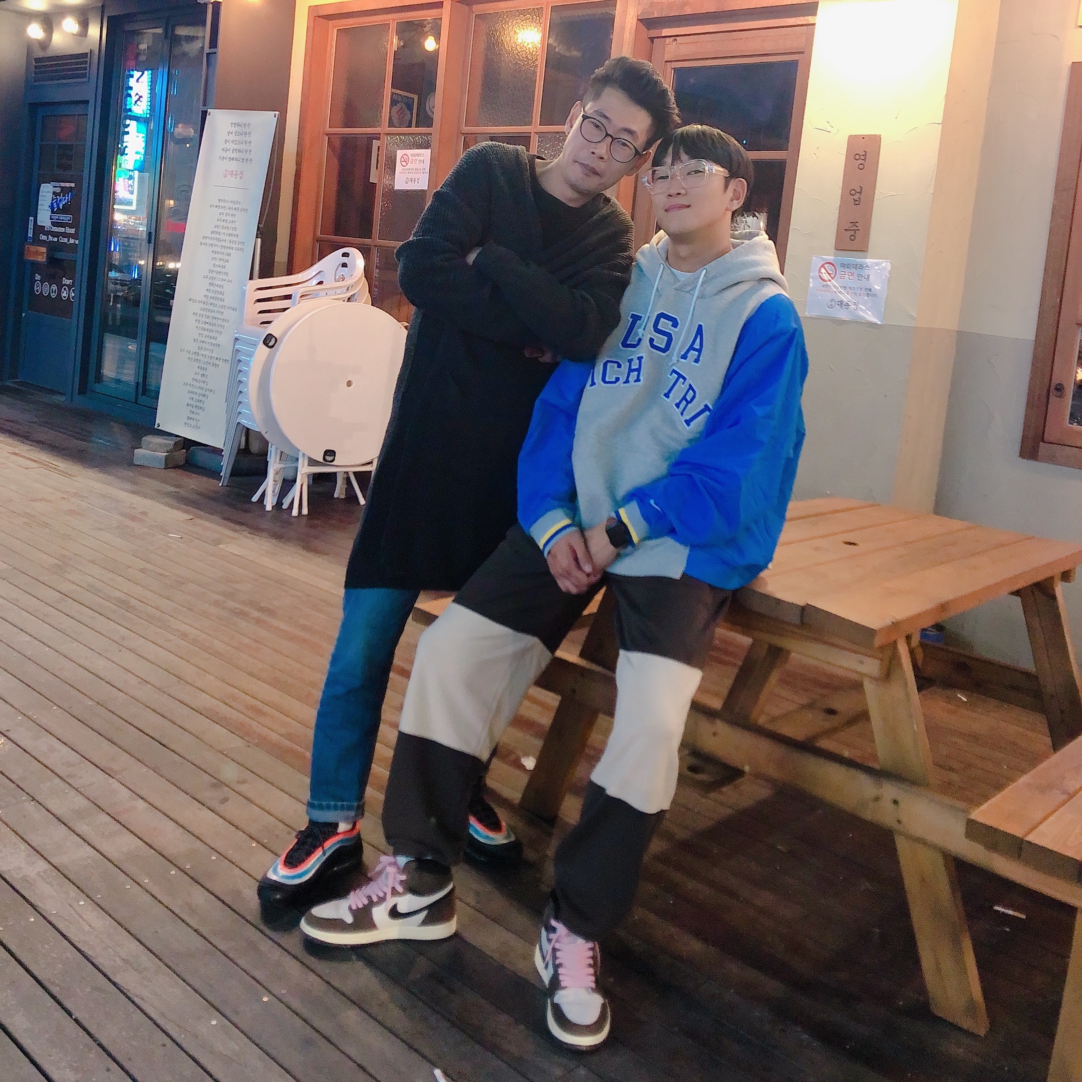 Jordan 1 x Travis Scott Retro High OG SP Mocha, Nike Air Max 97 Neon Seoul 착용 스타일