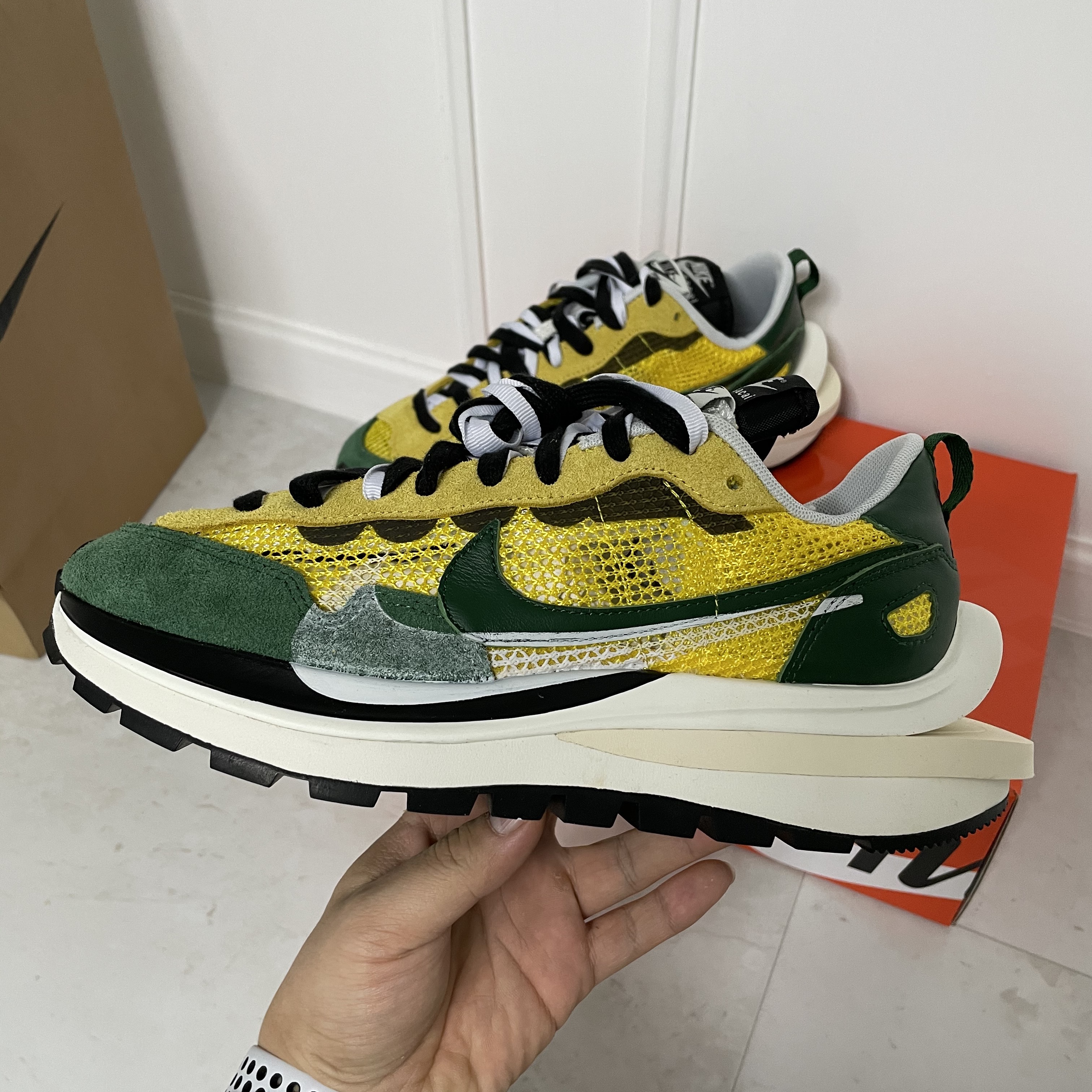 Nike x Sacai VaporWaffle Tour Yellow & Gorge Green Sail 착용 스타일 - 1