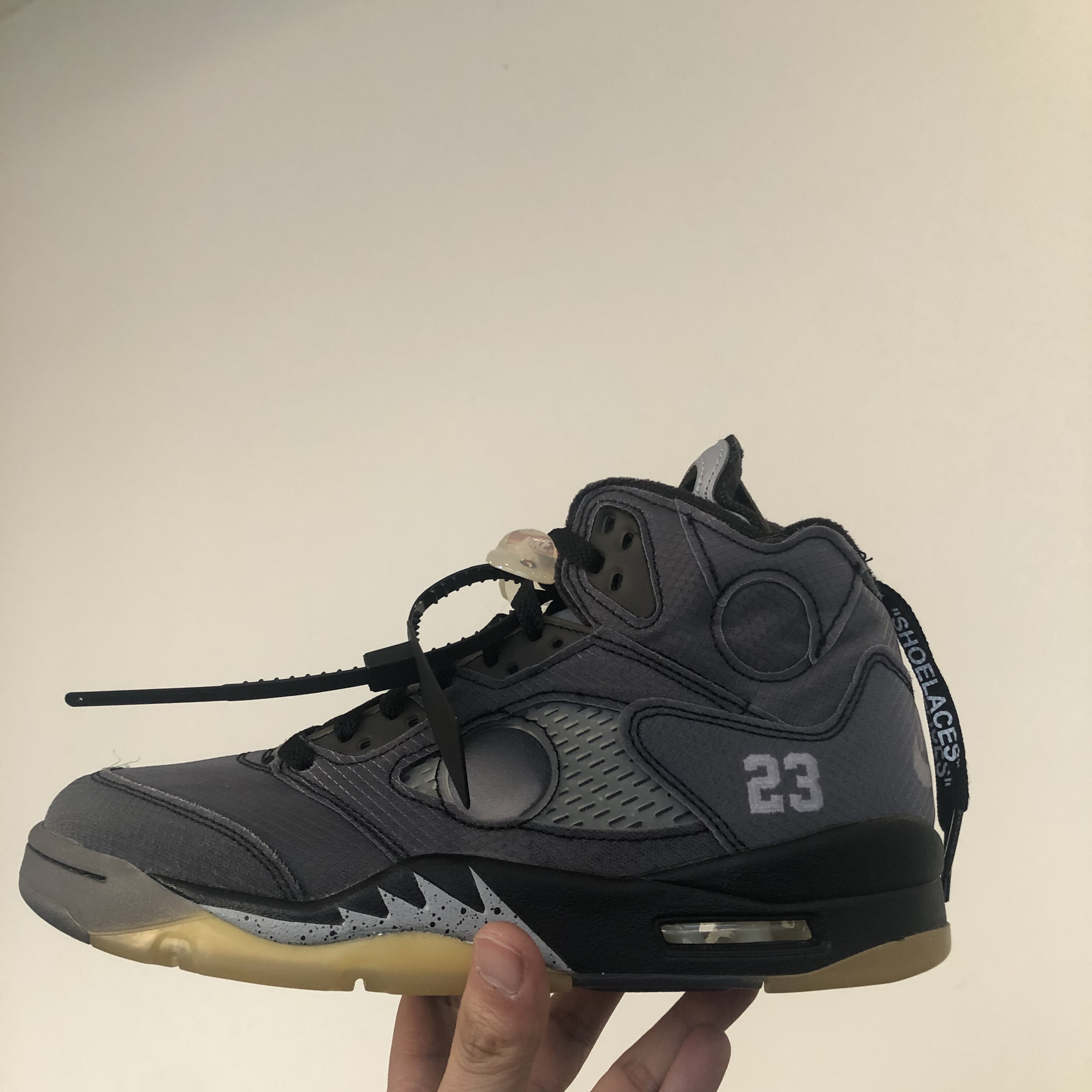 Jordan 5 x Off-White Retro SP Black Muslin 착용 스타일