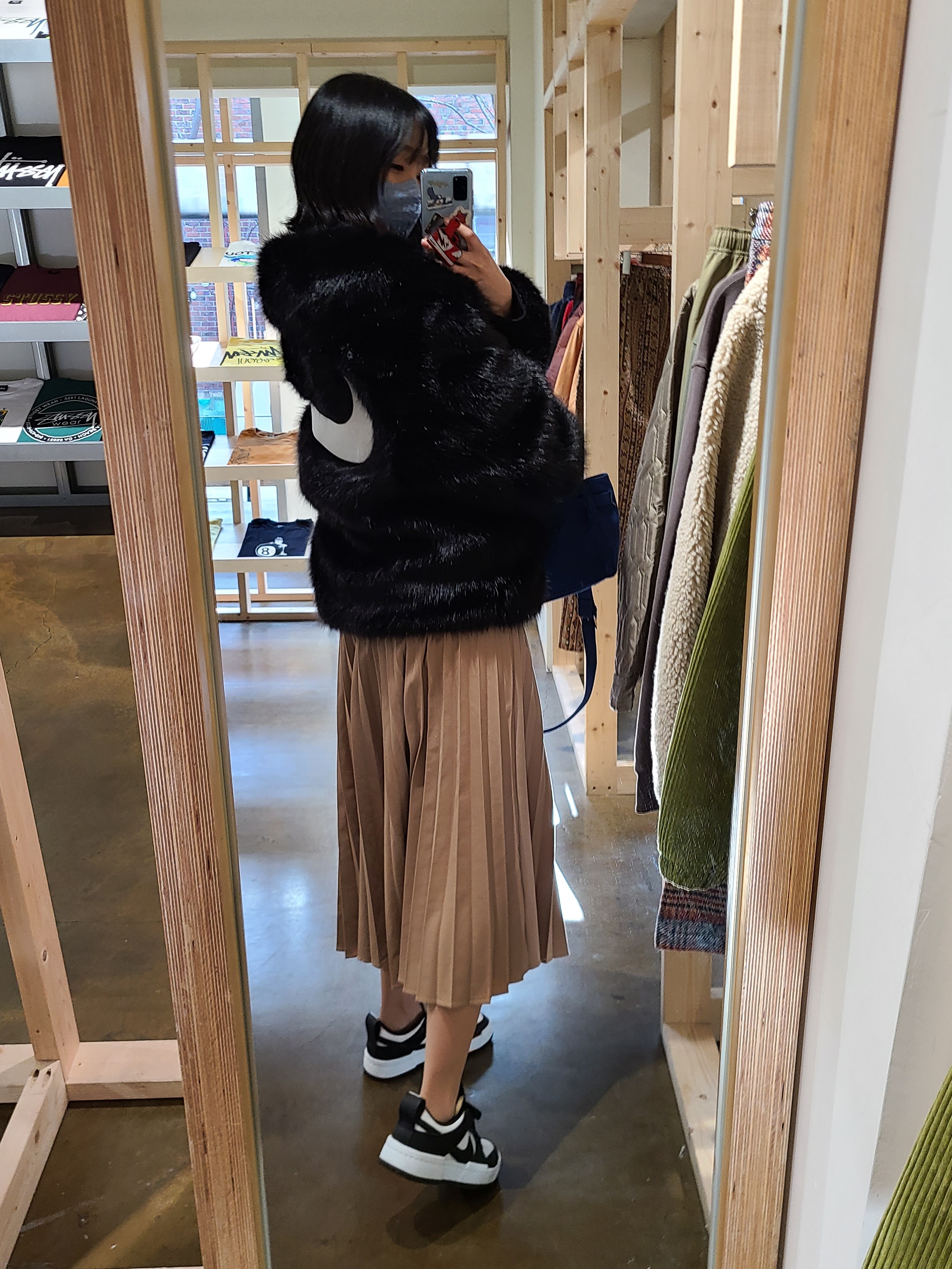(W) Nike Dunk Low Disrupt Black White, (W) Nike x Ambush Reversible Faux-Fur Coat Black 착용 스타일