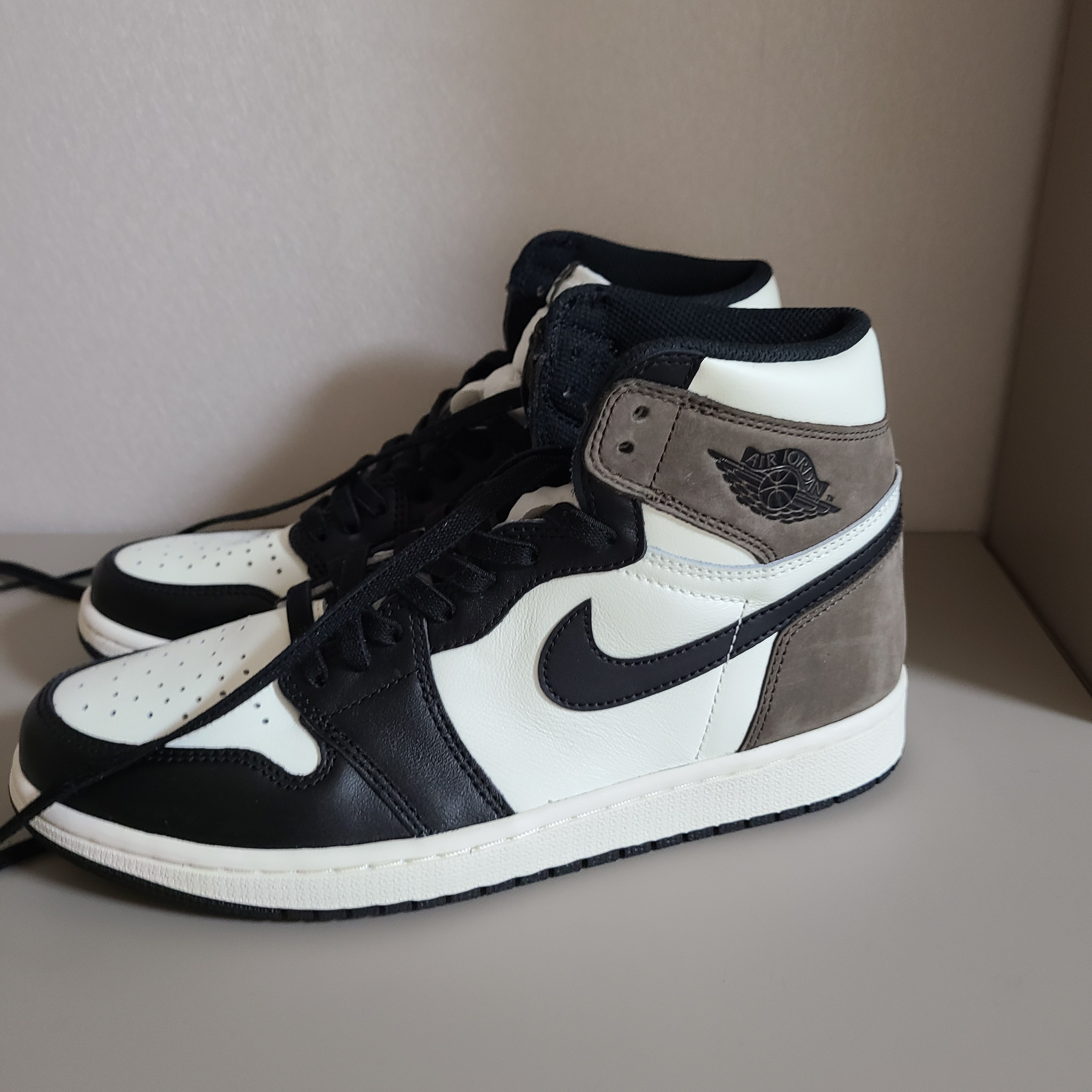 Jordan 1 Retro High OG Black Mocha 착용 스타일