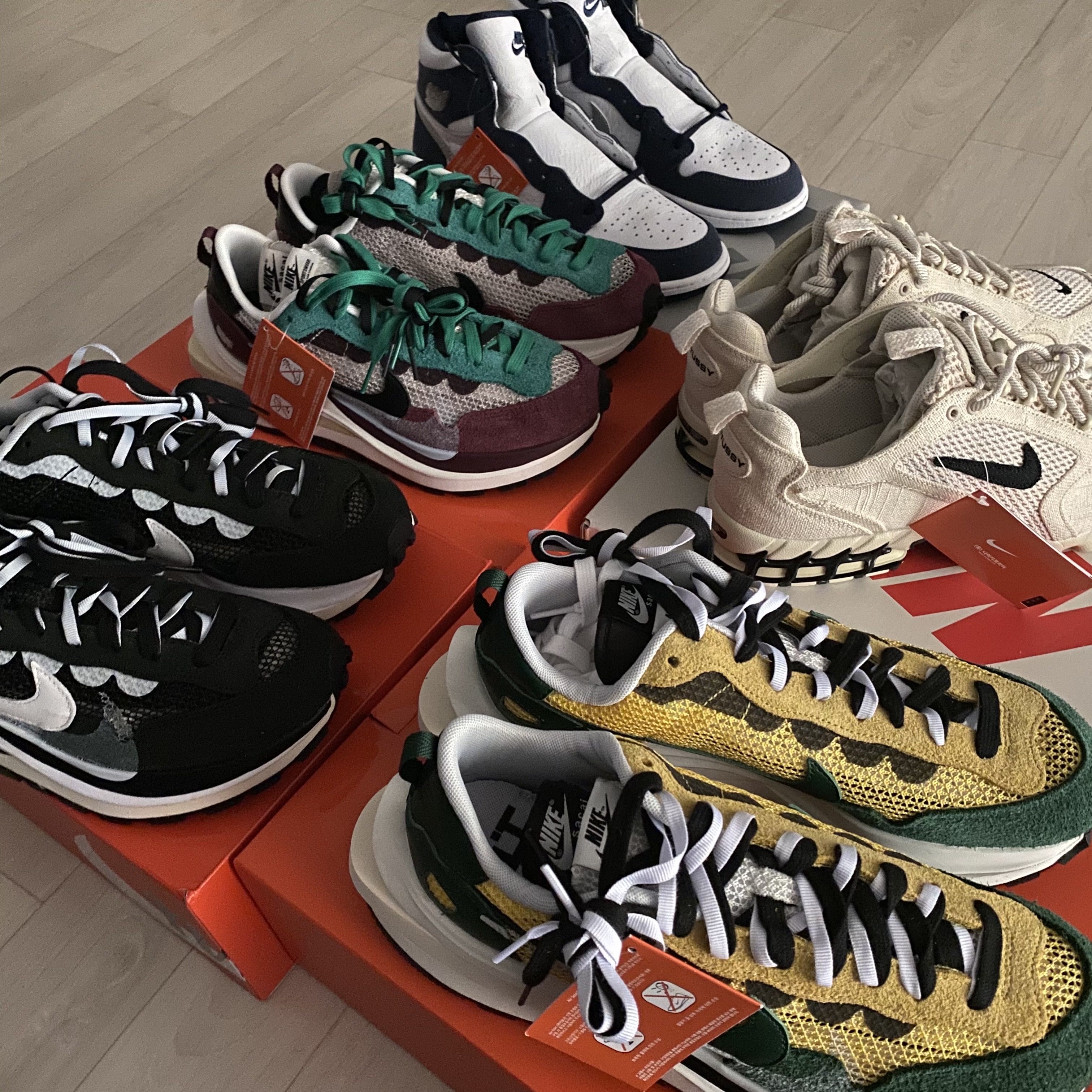 Nike x Sacai VaporWaffle Tour Yellow & Gorge Green Sail, Nike x Sacai VaporWaffle String & Black Villain Red 착용 스타일