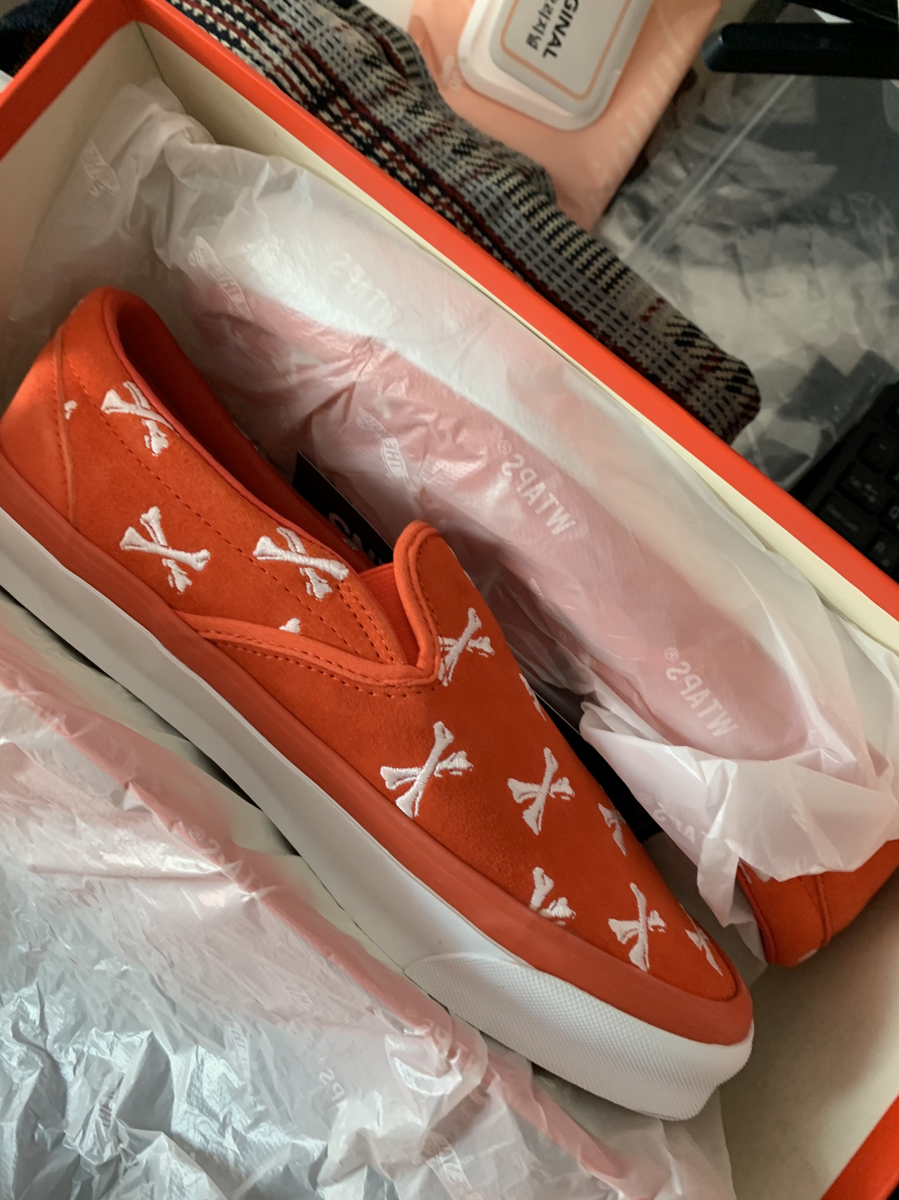 Vans Vault x WTAPS OG Sk8-Hi LX Black, Vans Vault x WTAPS Vault Classic Slip-On LX Orange Bones 착용 스타일 - 2